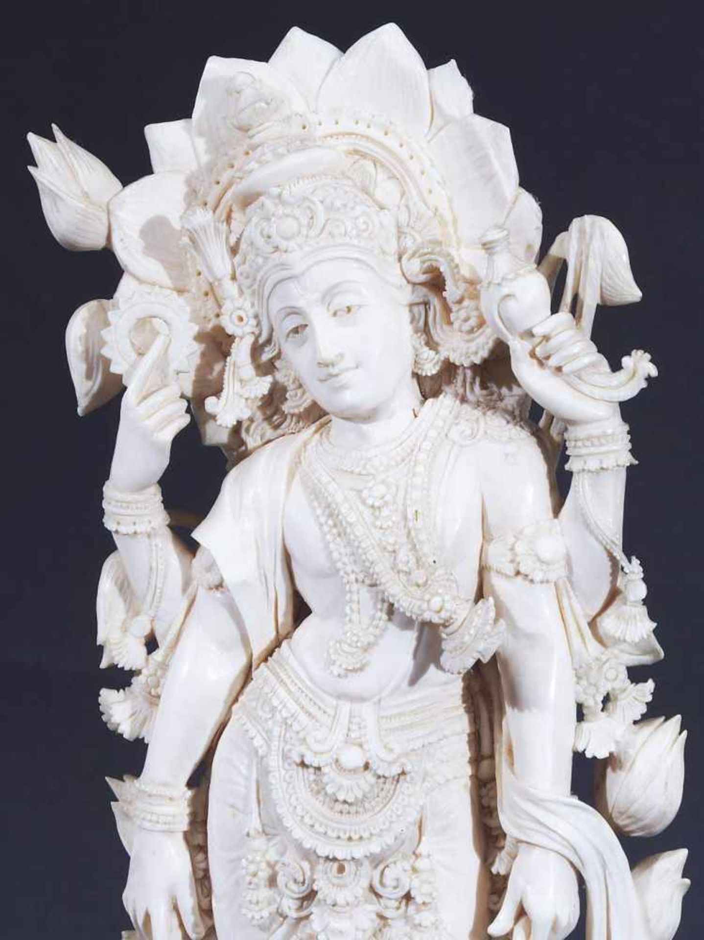 Indische Göttin Lakshmi in guter Handarbeit. Indische Göttin Lakshmi in guter Handarbeit. Elfenbein, - Bild 6 aus 8