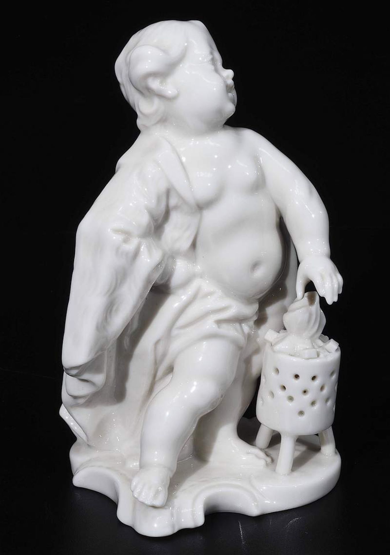 Jahreszeiten-Putto-Figur "Putto als Winter, seine Hand über eine Feuerstelle wärmend". - Bild 3 aus 7