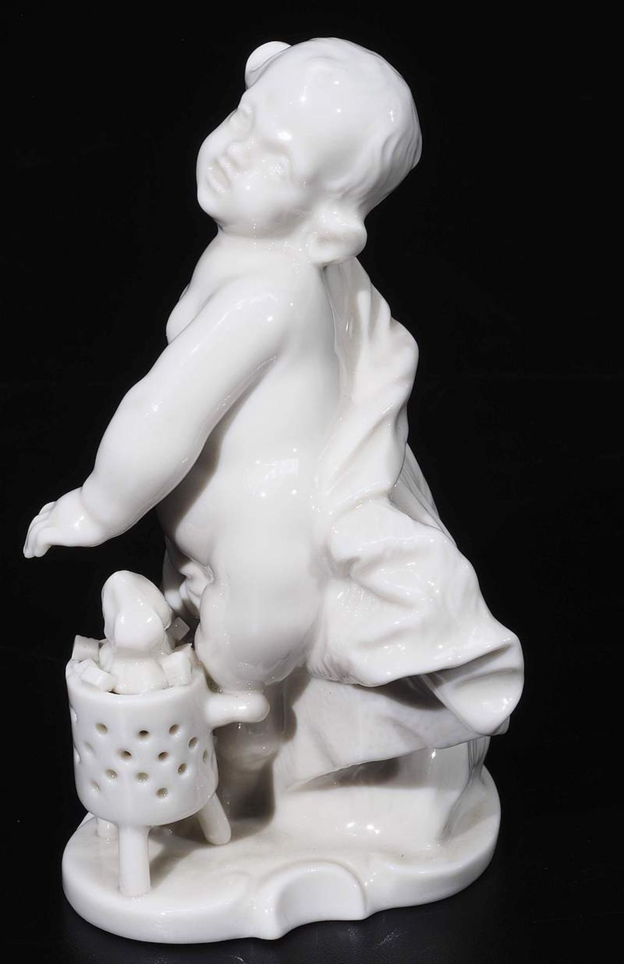 Jahreszeiten-Putto-Figur "Putto als Winter, seine Hand über eine Feuerstelle wärmend". - Bild 5 aus 7