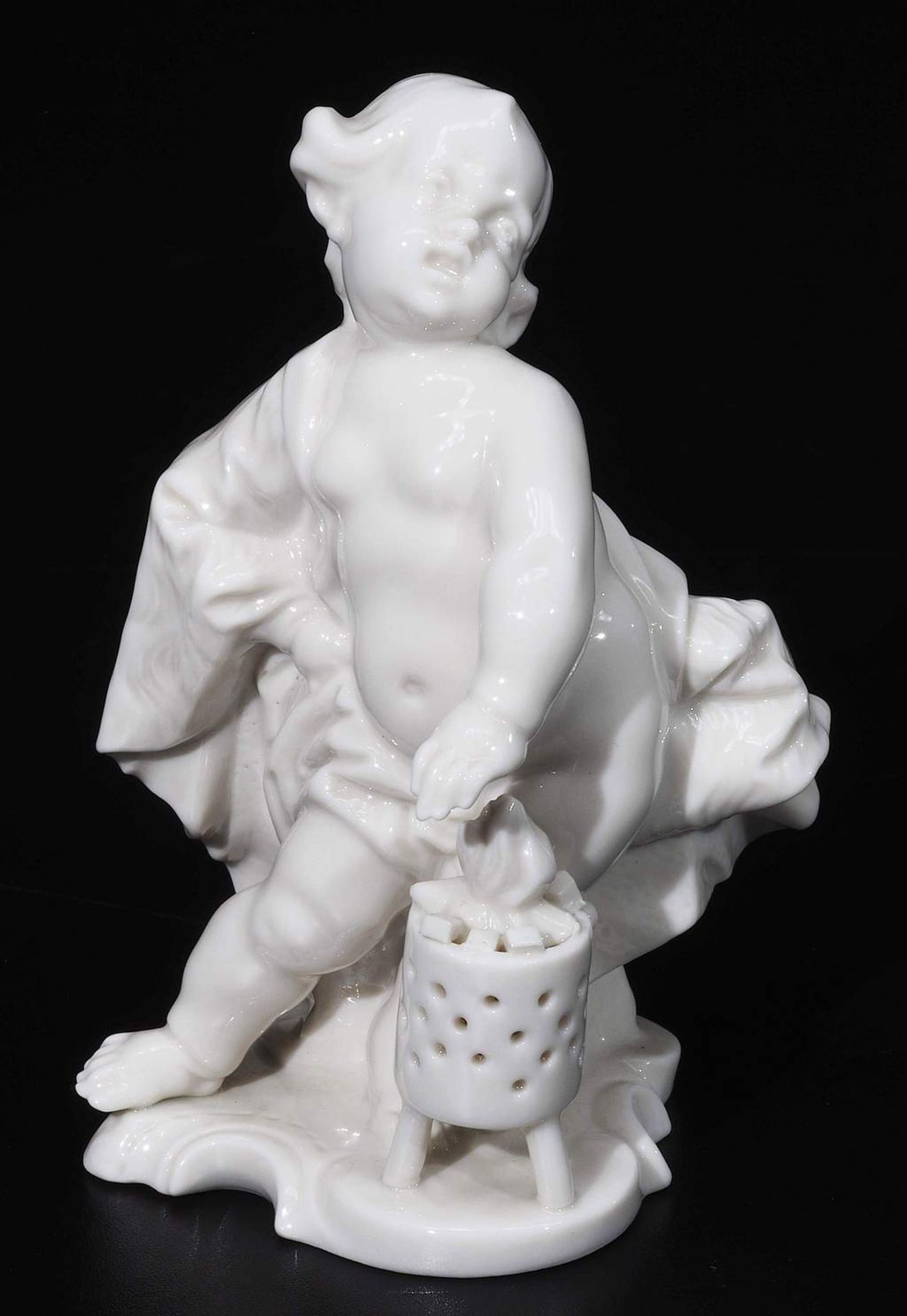 Jahreszeiten-Putto-Figur "Putto als Winter, seine Hand über eine Feuerstelle wärmend". - Bild 2 aus 7