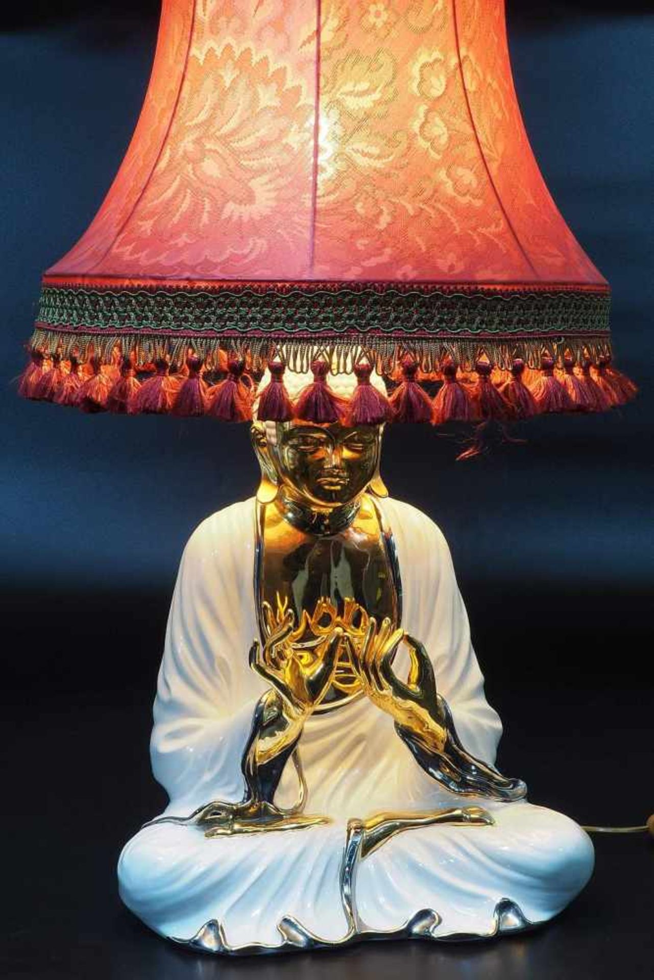 Figürliche Lampe "Buddha". Figürliche Lampe "Buddha". 20. Jahrhundert. Keramik, weiß glasiert, - Bild 9 aus 9