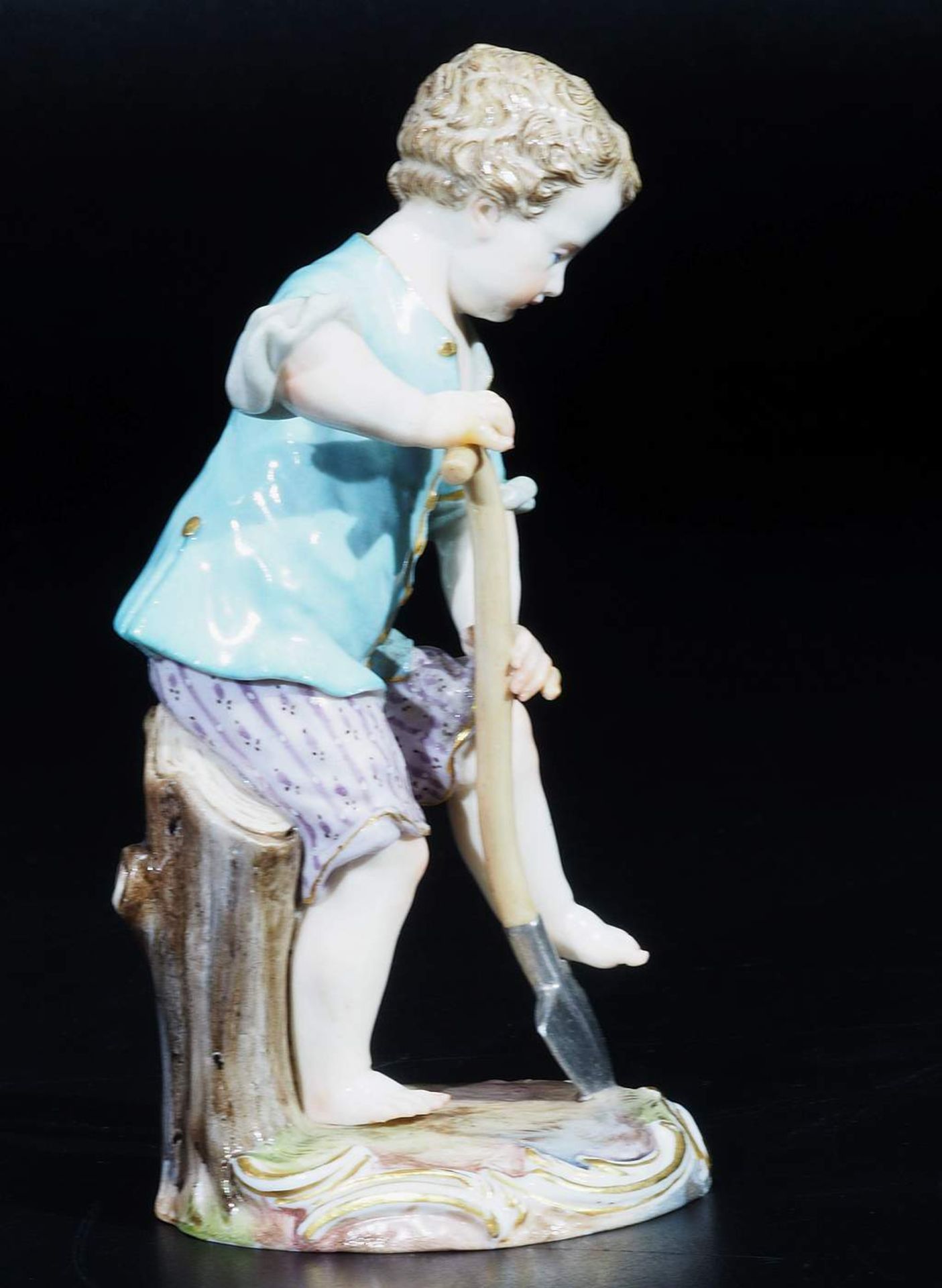 Gärtnerkind "Knabe mit Spaten". Gärtnerkind "Knabe mit Spaten". MEISSEN um 1900, 1. Wahl.Gärtnerkind - Bild 3 aus 7