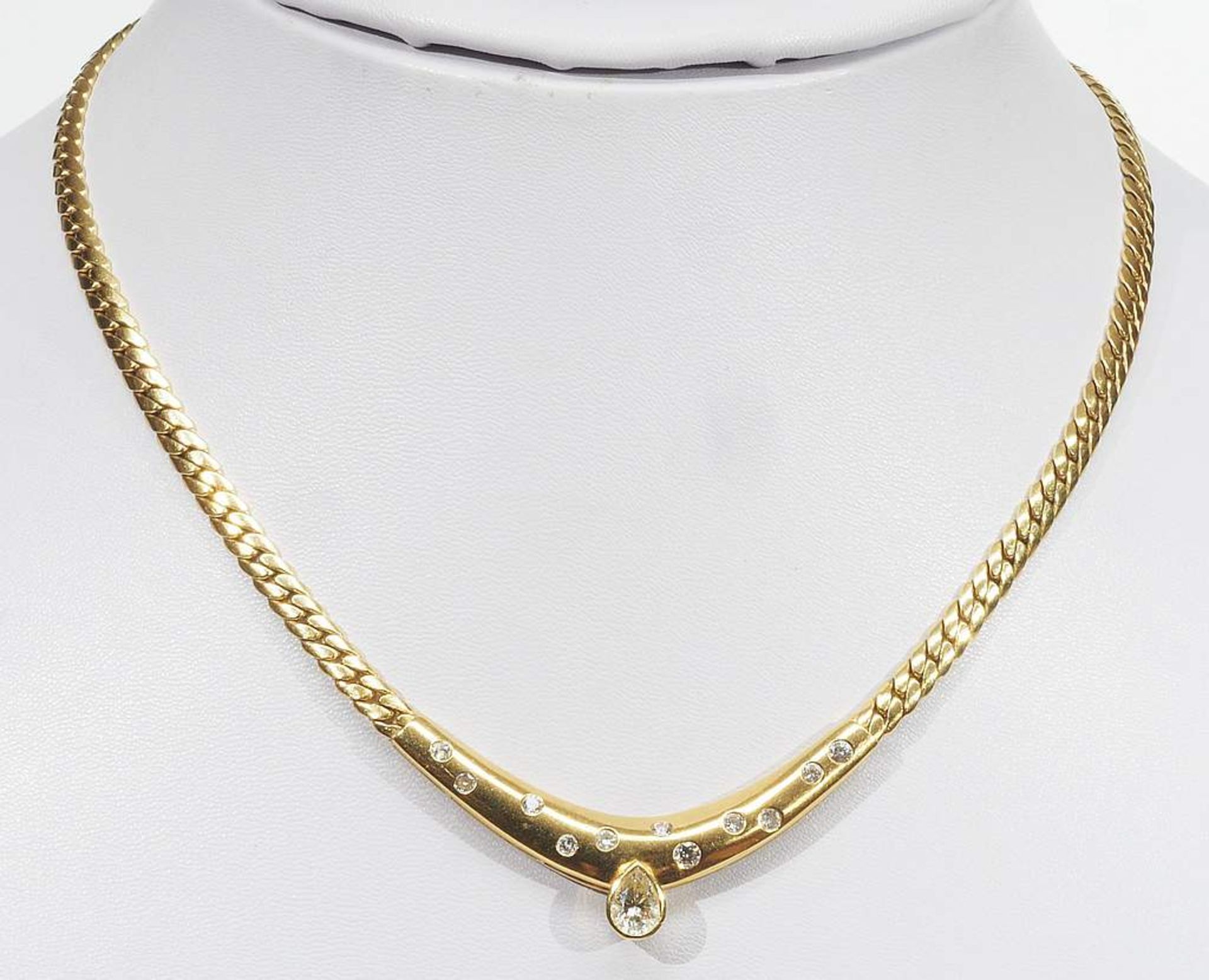 Collier, 750er Gelbgold. Collier, 750er Gelbgold, Panzerkette, mittig Diamanttropfen von 0,75 ct. - Bild 2 aus 6