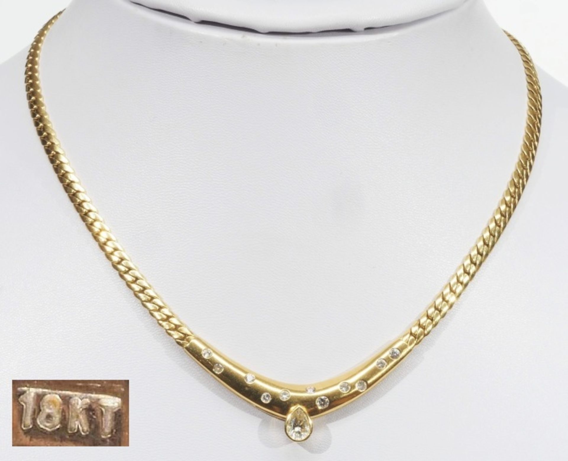 Collier, 750er Gelbgold. Collier, 750er Gelbgold, Panzerkette, mittig Diamanttropfen von 0,75 ct.