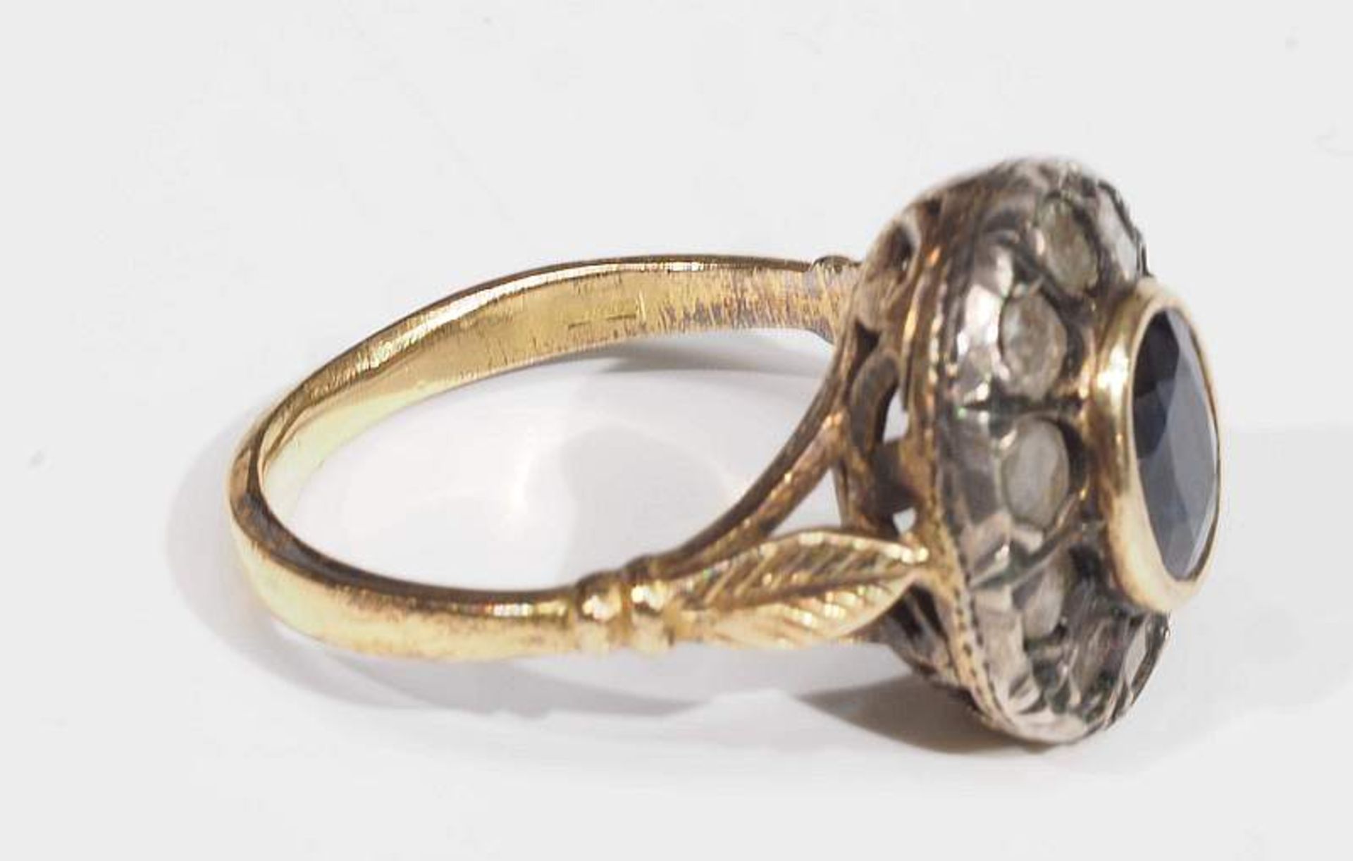 Ring mit Dimantosen und Saphir.Ring mit Diamantrosen und Saphir. 750er Gelbgold geprüft, - Bild 4 aus 4