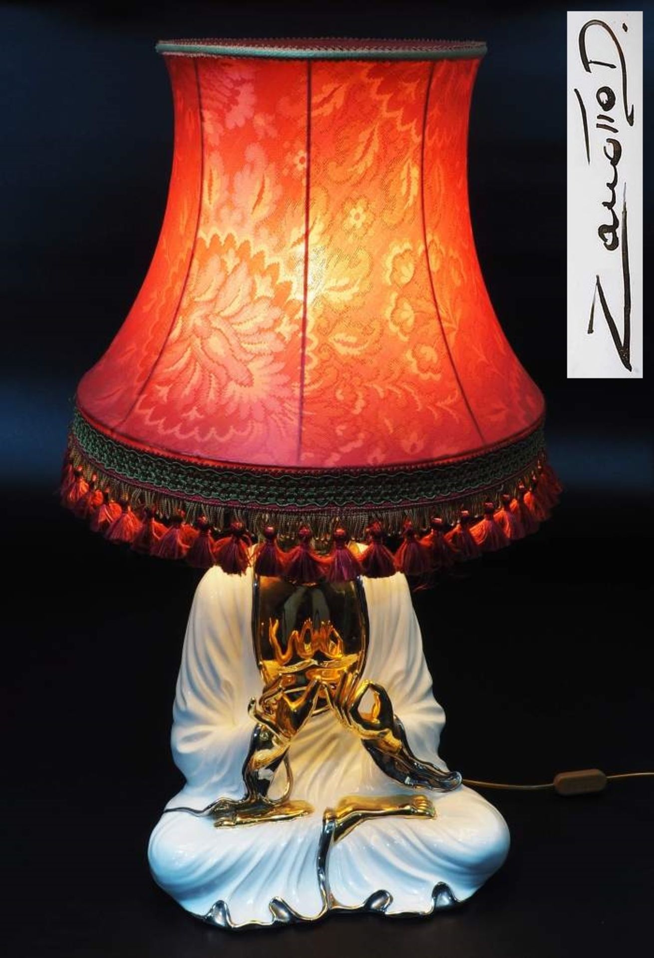 Figürliche Lampe "Buddha". Figürliche Lampe "Buddha". 20. Jahrhundert. Keramik, weiß glasiert,