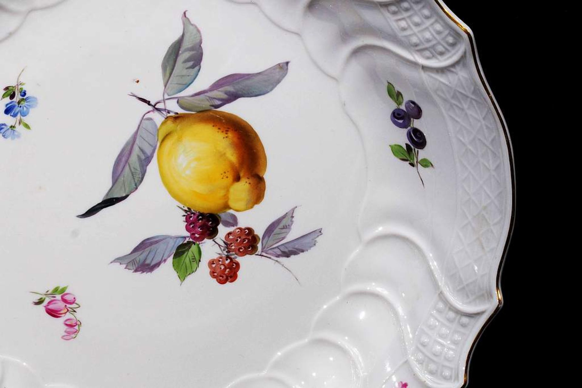 Großer Vorlegeteller mit farbiger Obst- und Blumenmalerei, MEISSEN um 1860/80. GroßerGroßer - Image 3 of 5