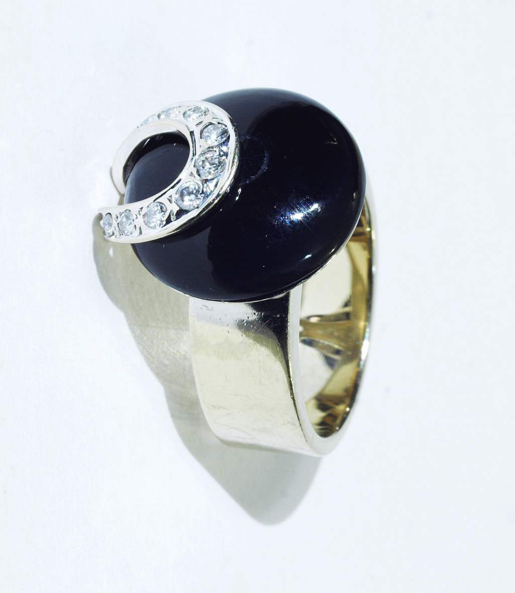 Massiver Ring mit Onyx und Brillanten. Massiver Ring mit Onyx und Brillanten. 585er Weißgold. - Bild 2 aus 5