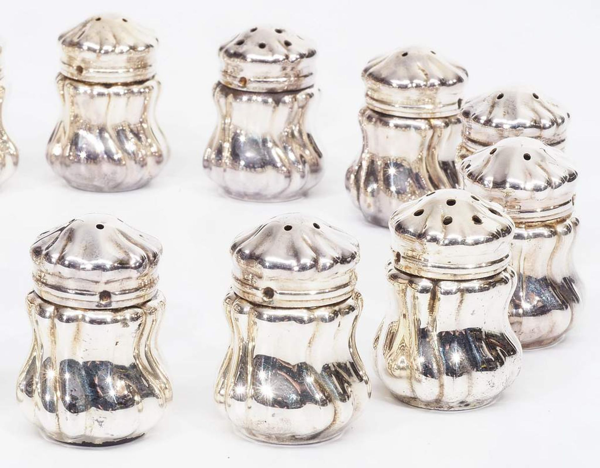 Miniatur-Gewürzstreuer, 925er Silber. Miniatur-Gewürzstreuer, 925er Silber. Insgesamt 15 Stück. - Image 4 of 6