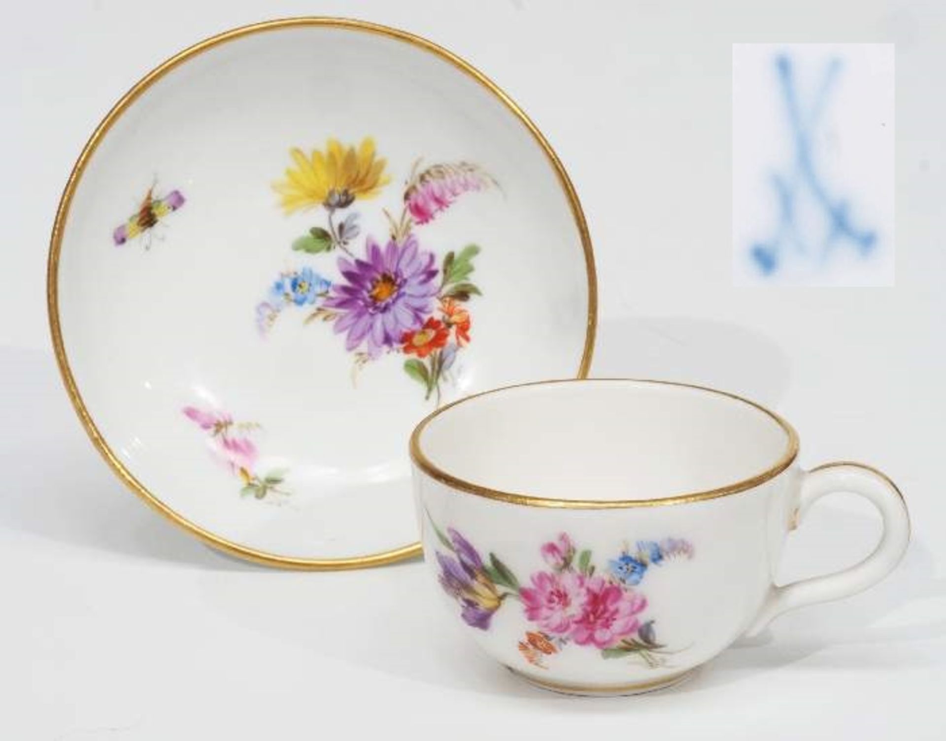 Miniatur-Tasse mit Untertasse.Miniatur-Tasse mit Untertasse. MEISSEN um 1900, 1. Wahl. Farbige