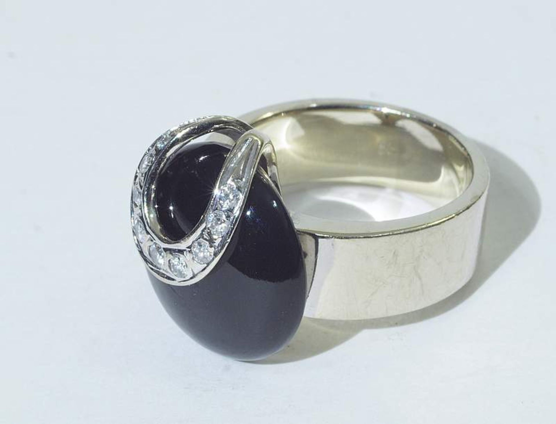 Massiver Ring mit Onyx und Brillanten. Massiver Ring mit Onyx und Brillanten. 585er Weißgold. - Bild 4 aus 5