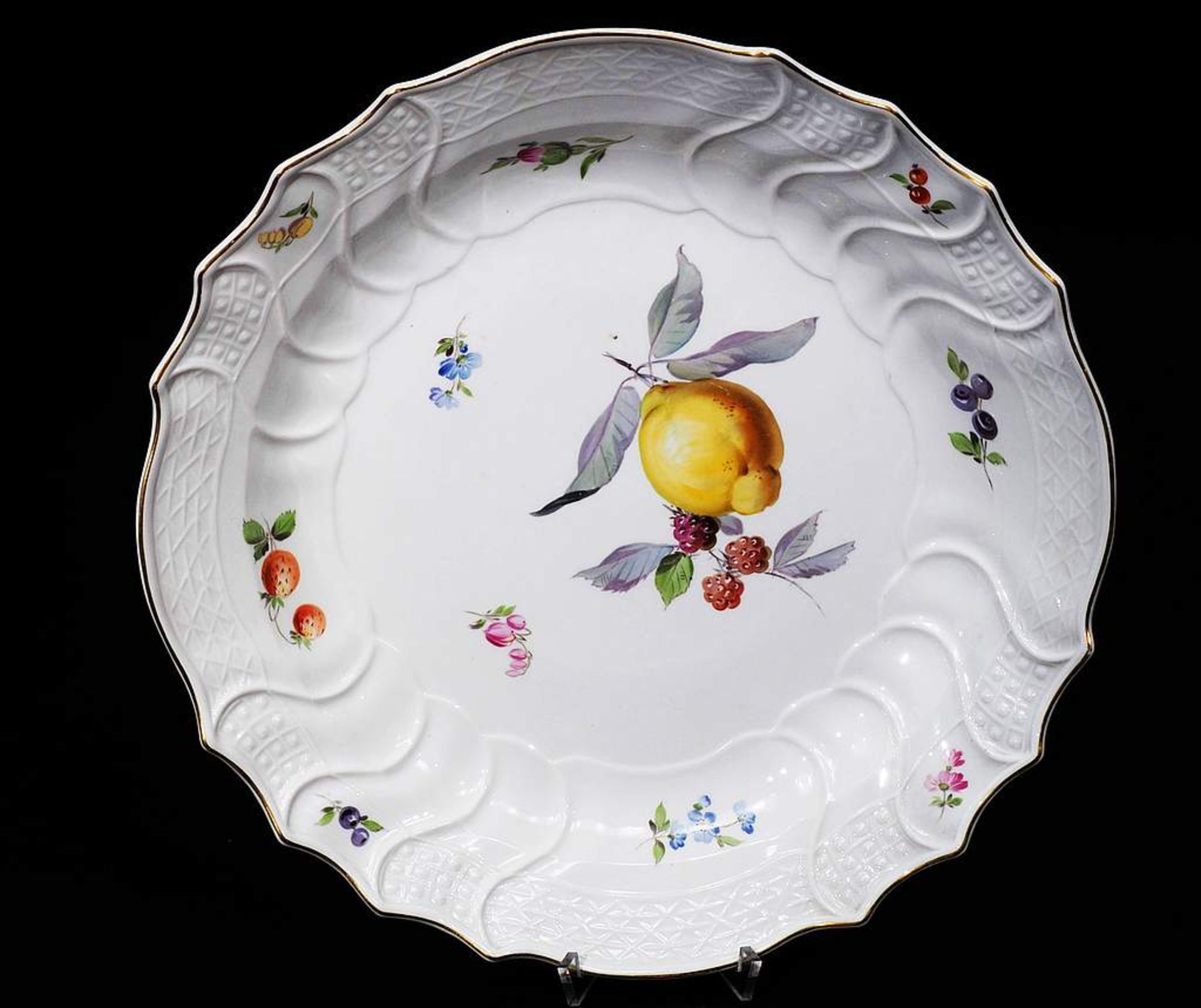 Großer Vorlegeteller mit farbiger Obst- und Blumenmalerei, MEISSEN um 1860/80. GroßerGroßer - Bild 2 aus 5