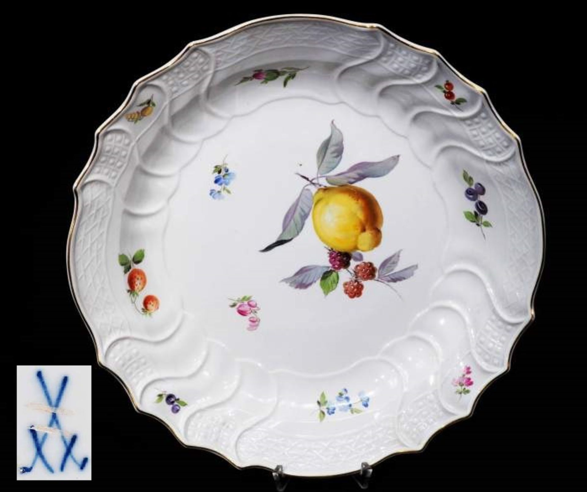 Großer Vorlegeteller mit farbiger Obst- und Blumenmalerei, MEISSEN um 1860/80. GroßerGroßer