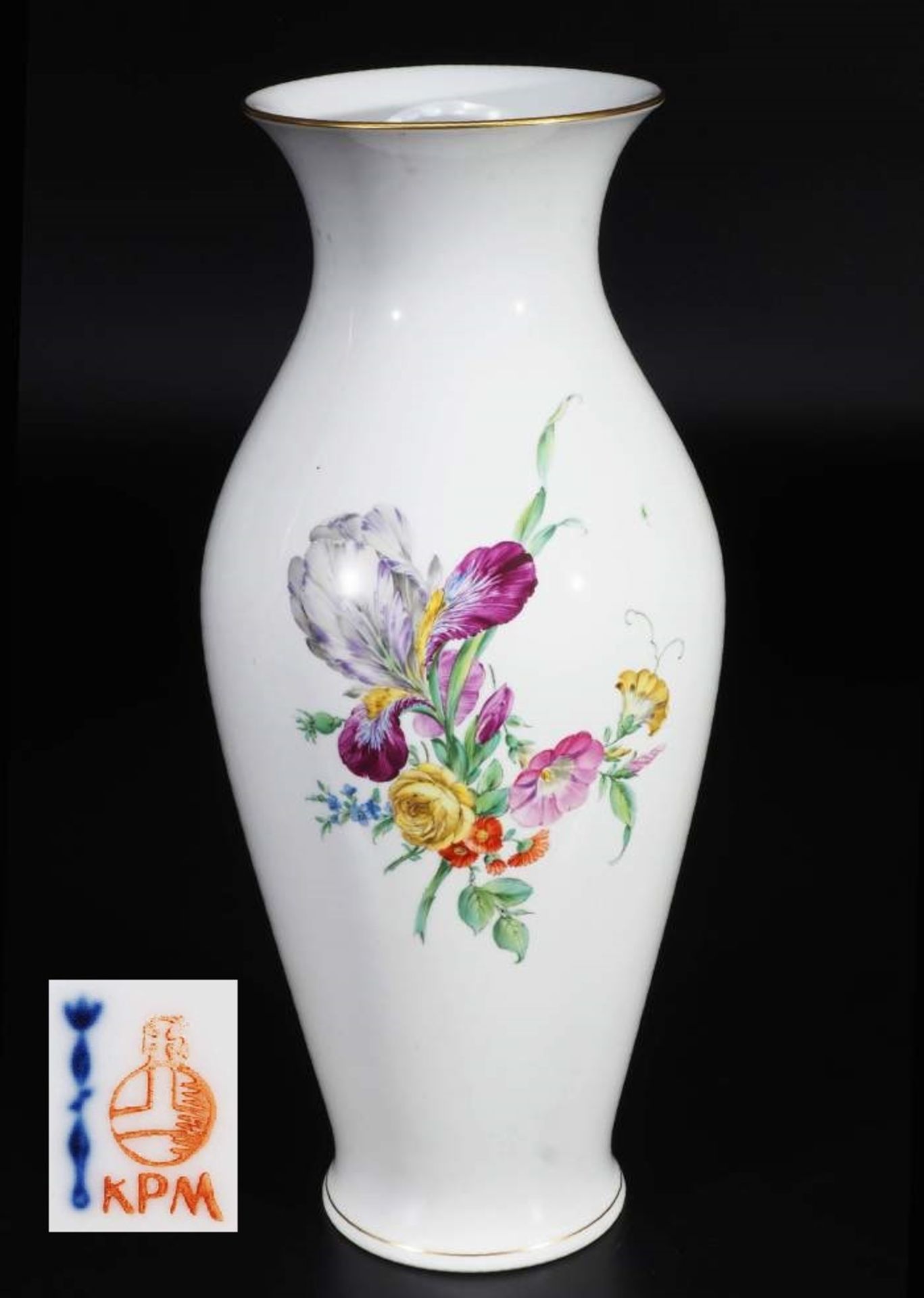 Vase. KPM Berlin. Vase. KPM Berlin. Ovoide Form, farbige Bemalung beidseits mit Blumenbukett