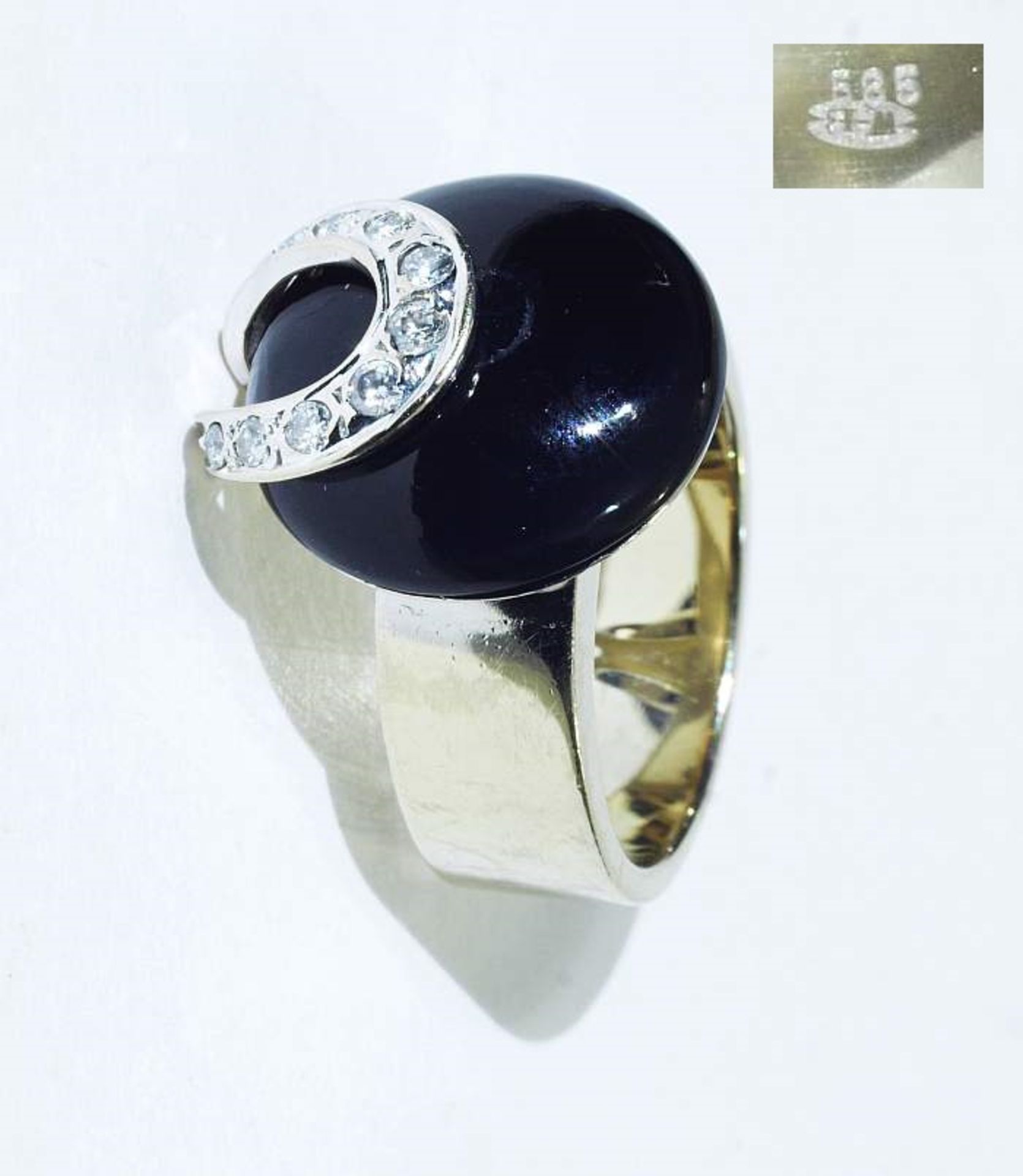 Massiver Ring mit Onyx und Brillanten. Massiver Ring mit Onyx und Brillanten. 585er Weißgold.