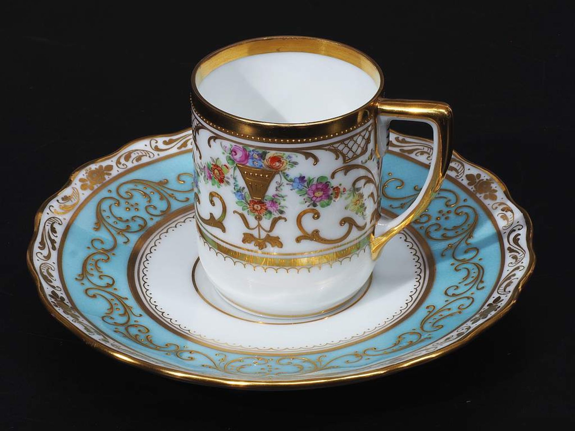 Tasse mit Untertasse. AMBROSIUS LAMM, Dresden. 20. Jahrhundert. Polychromes Floraldekor mit - Bild 4 aus 6