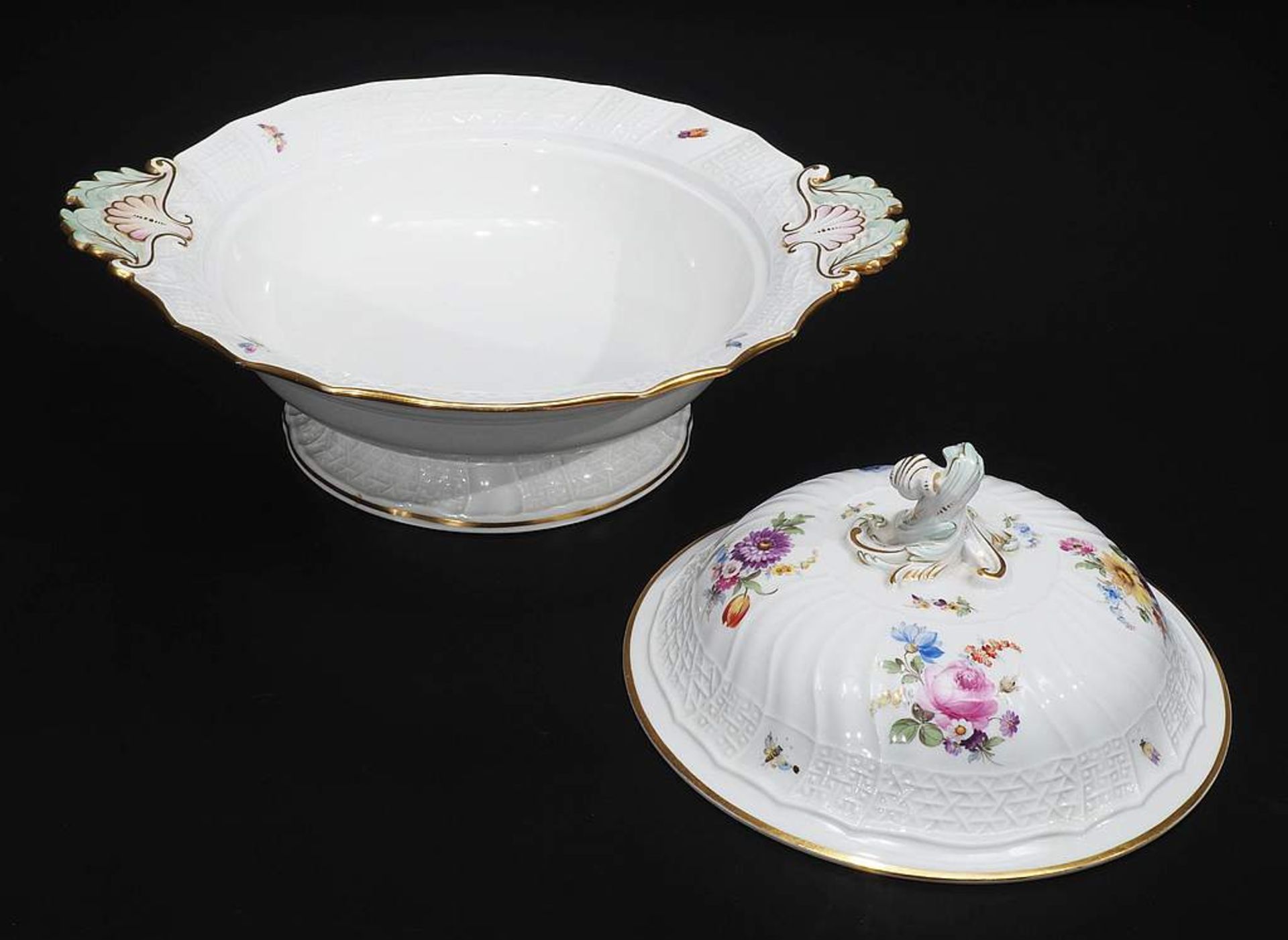 Gefußte Deckelterrine. MEISSEN um 1860, 1. Wahl. Reliefzierat "Neubrandenstein". Farbige - Bild 4 aus 5