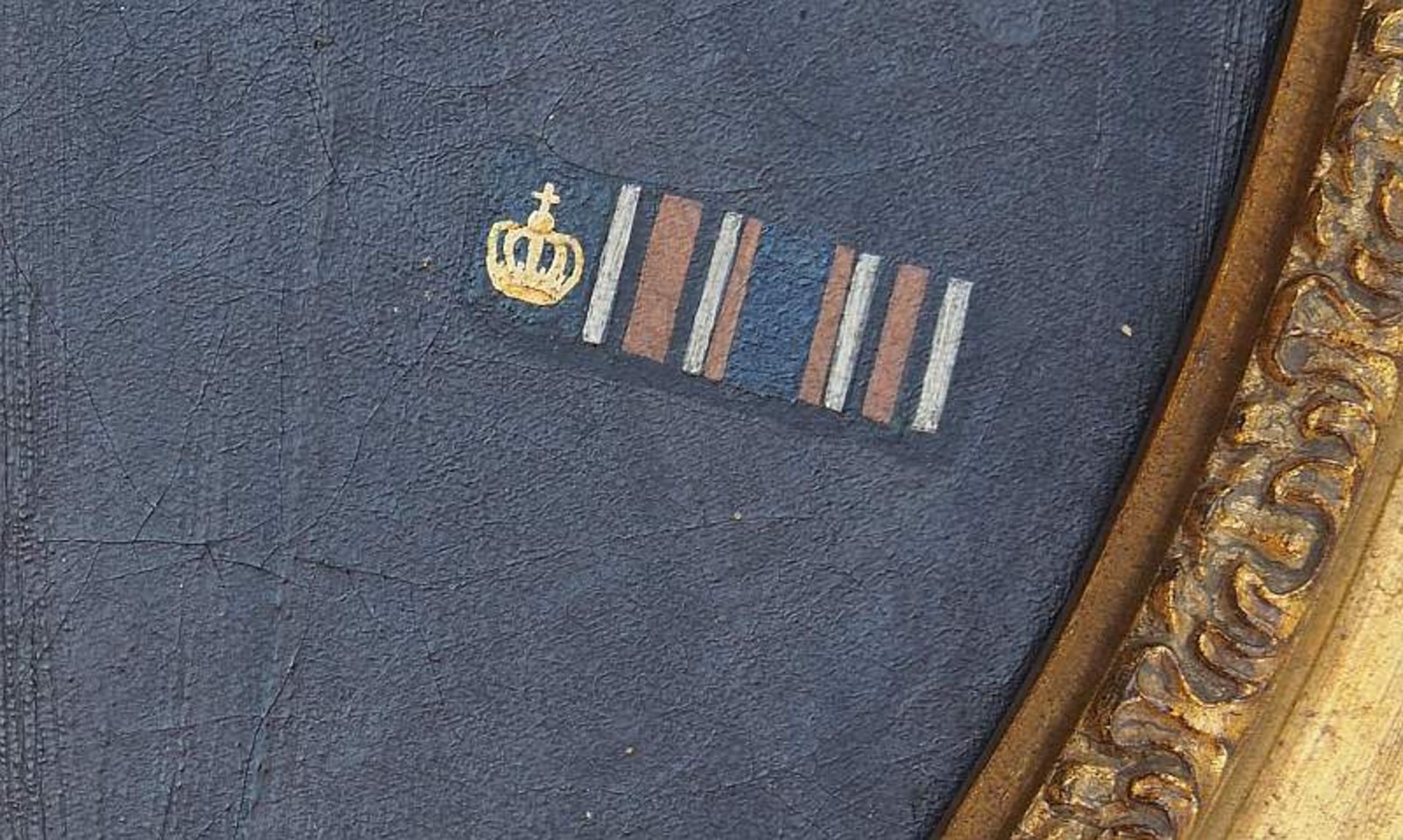 Unbekannter Kriegsveteran mit Vierer Ordensbandspange, in ziviler Kleidung mit schwarzer Schleife. - Bild 4 aus 5