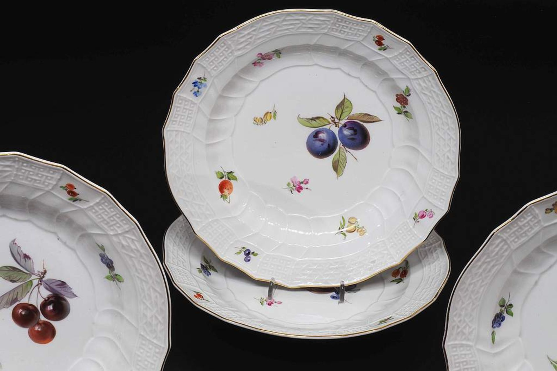 Abendbrotteller mit farbiger Obst- und Blumenmalerei, 6er Satz, MEISSEN um 1860/80. Reliefzierat " - Bild 3 aus 5