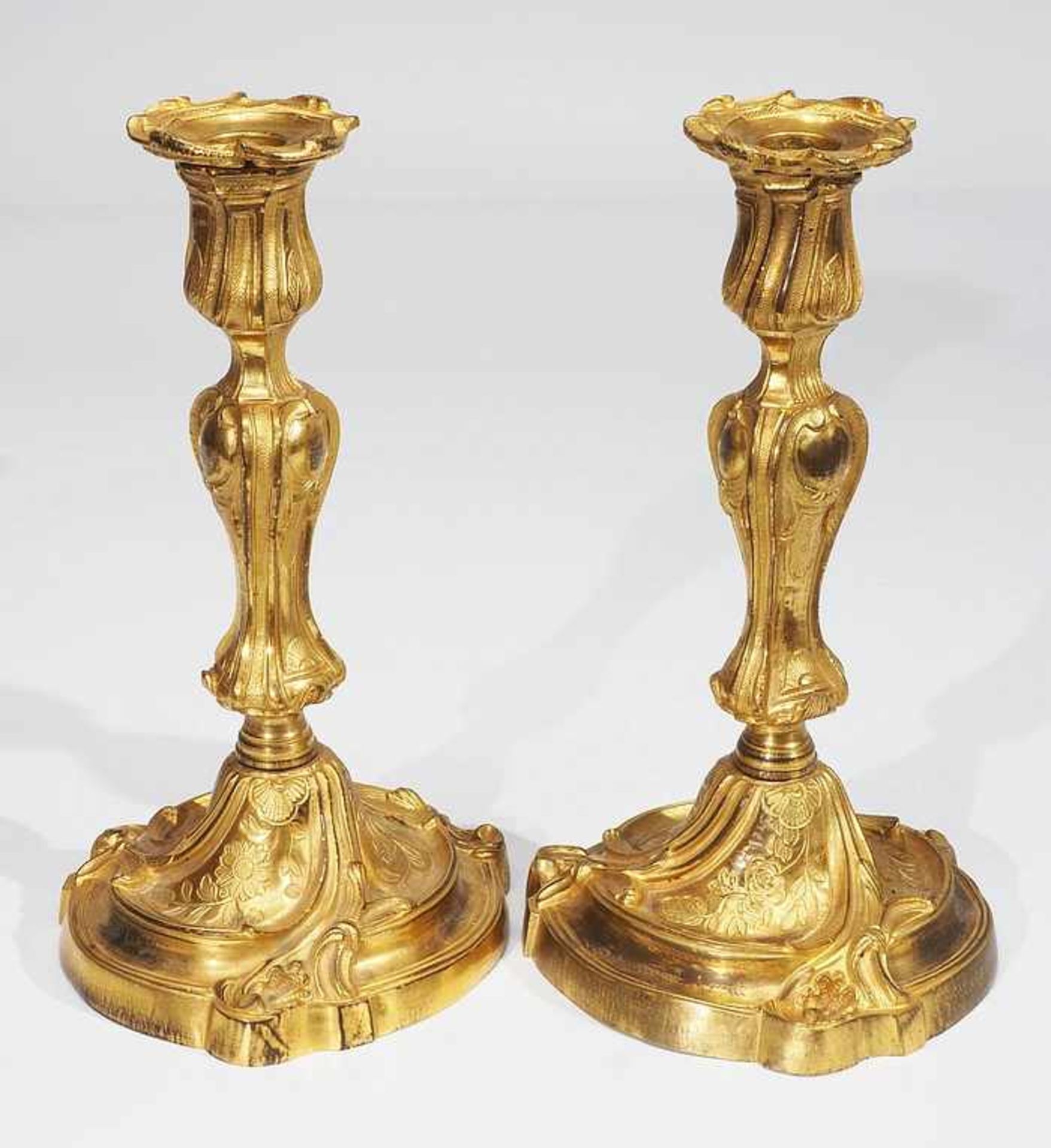 Paar Leuchter, je einflammig, 19. Jahrhundert. Barockstil, Bronze, zisiliert feuervergoldet.