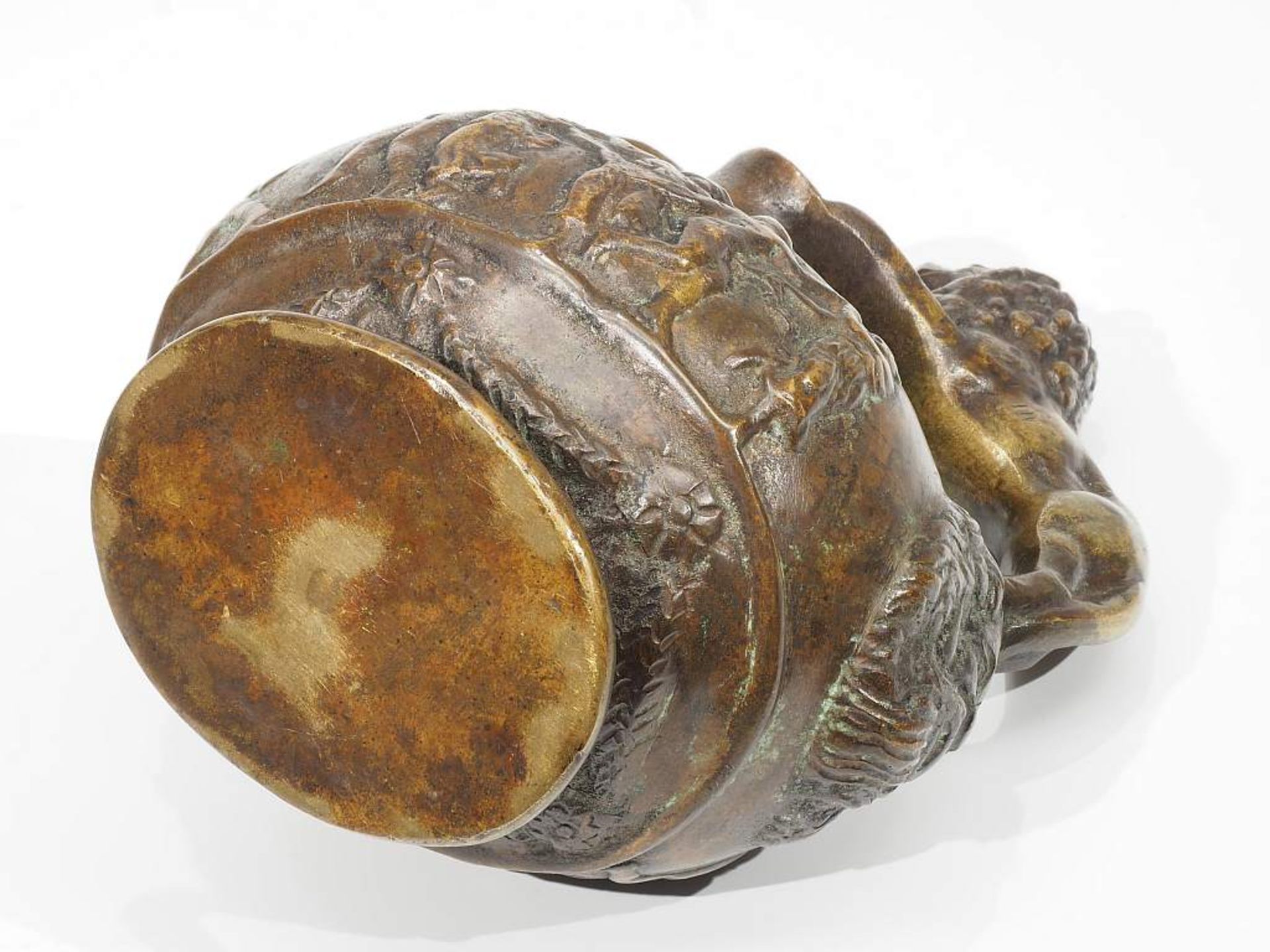 Krug mit Löwenkopfhandhabe und Maskaron, Bronze. Schwere Ausarbeitung, bauchige ovale Form über - Bild 6 aus 6