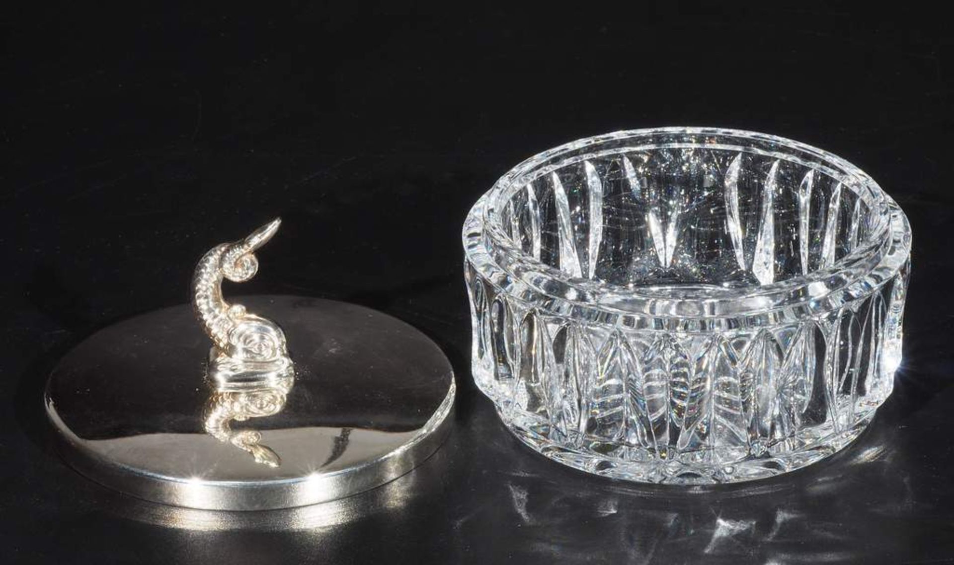 Kaviardose aus farblosem Kristallglas im Schliffdekor, Boden mit Sternschliff. Silberdeckel 925er - Bild 3 aus 4