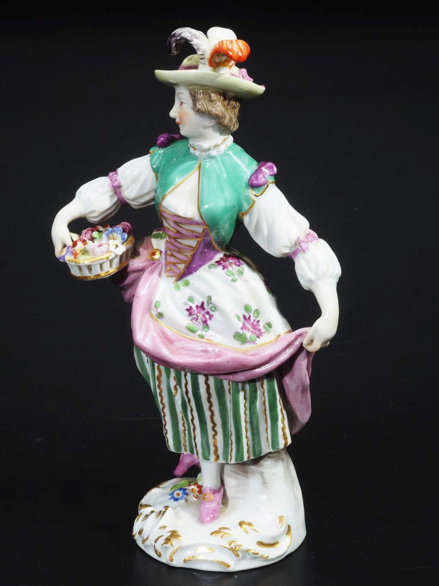 Gärtnerkind mit Blumenkorb. MEISSEN um 1900, 1. Wahl. Modell Johann Joachim Kaendler, - Bild 3 aus 9