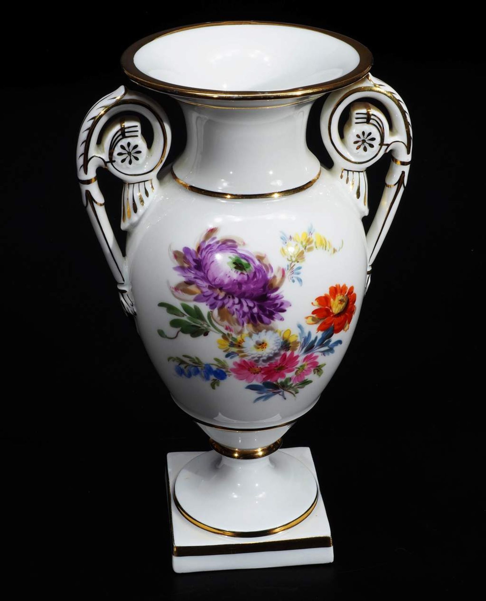 Amphorenvase. MEISSEN um 1860/80, 1. Wahl. Modellnummer U70. Beidseitig farbige Bemalung " - Bild 3 aus 6