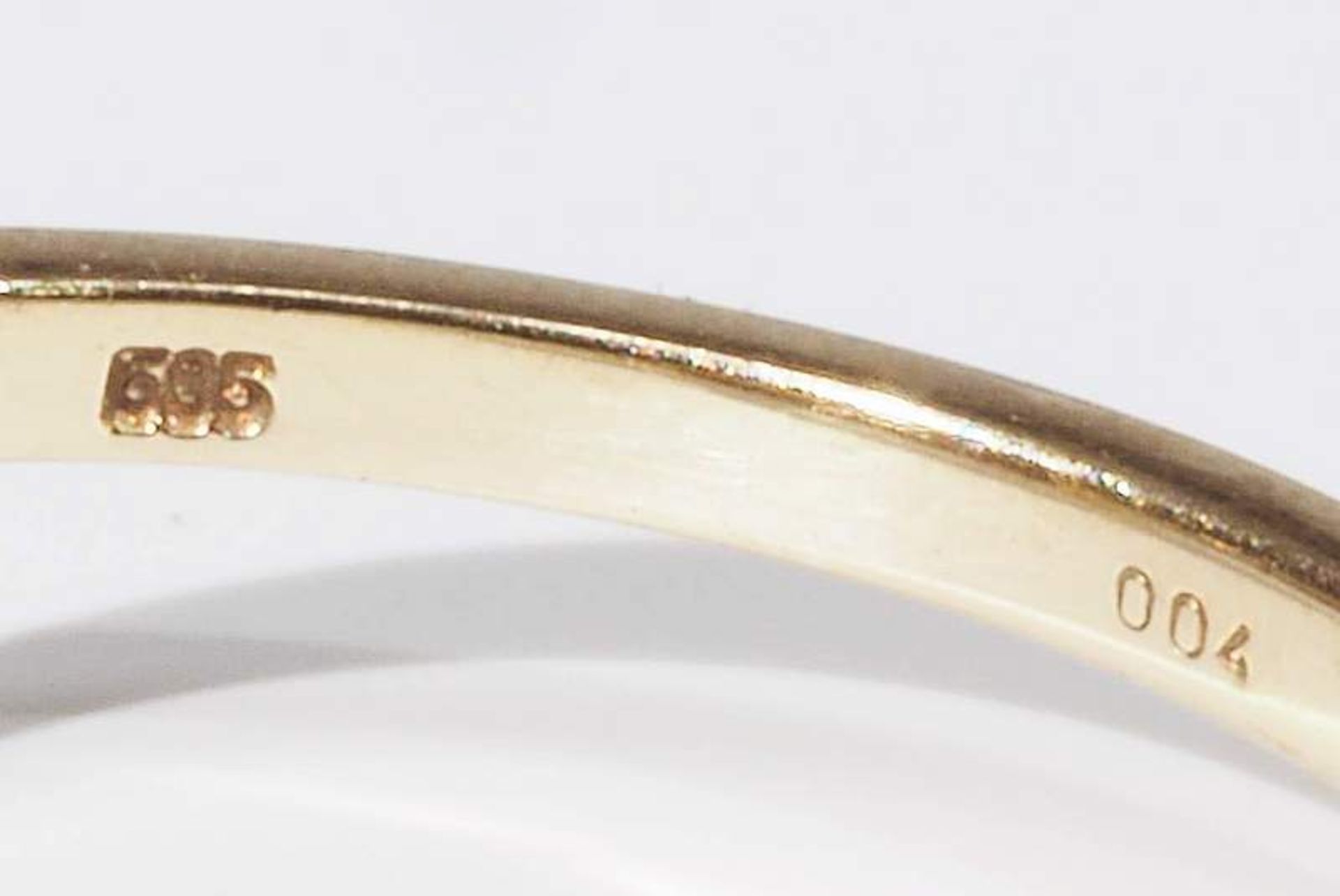 Damenring mit Diamanten und weißer Perle. 585er Gelbgold, mit kleinen Diamanten von 0,04 ct. (in - Bild 6 aus 6