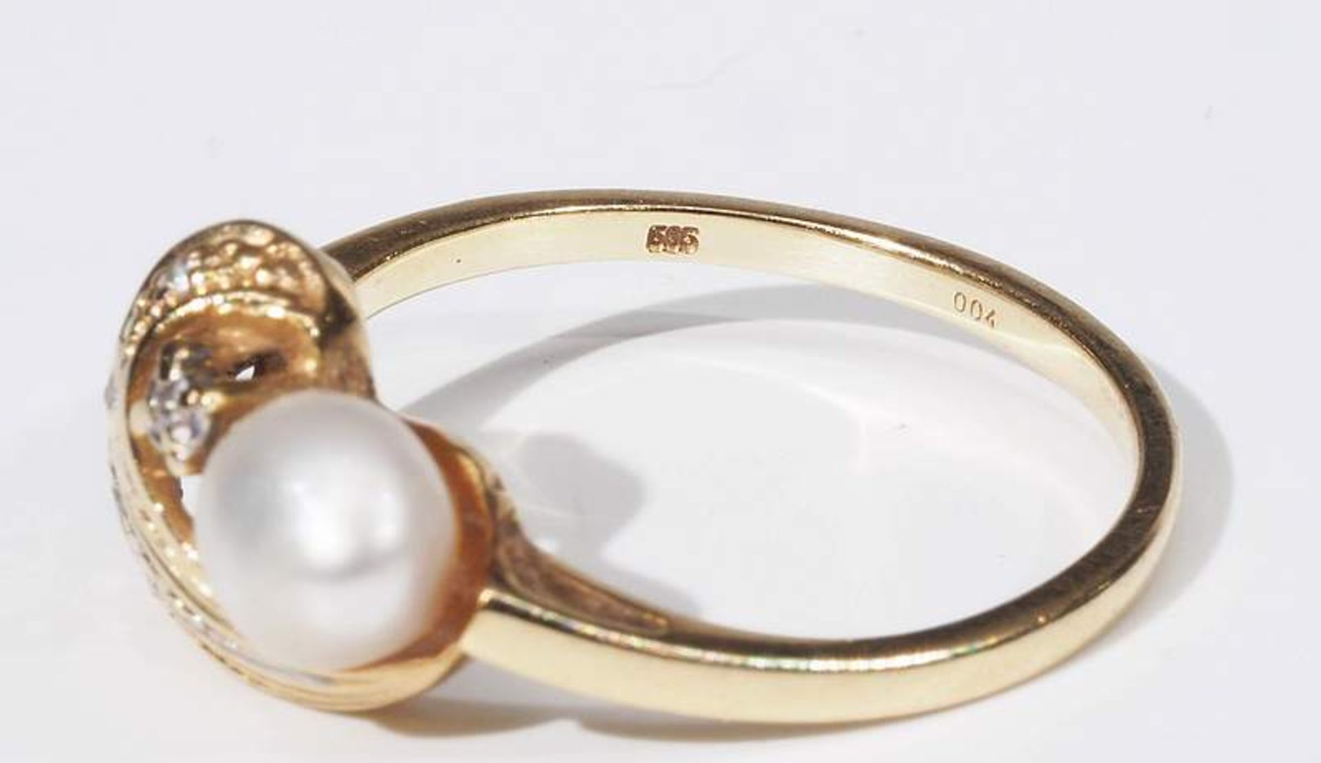 Damenring mit Diamanten und weißer Perle. 585er Gelbgold, mit kleinen Diamanten von 0,04 ct. (in - Bild 5 aus 6