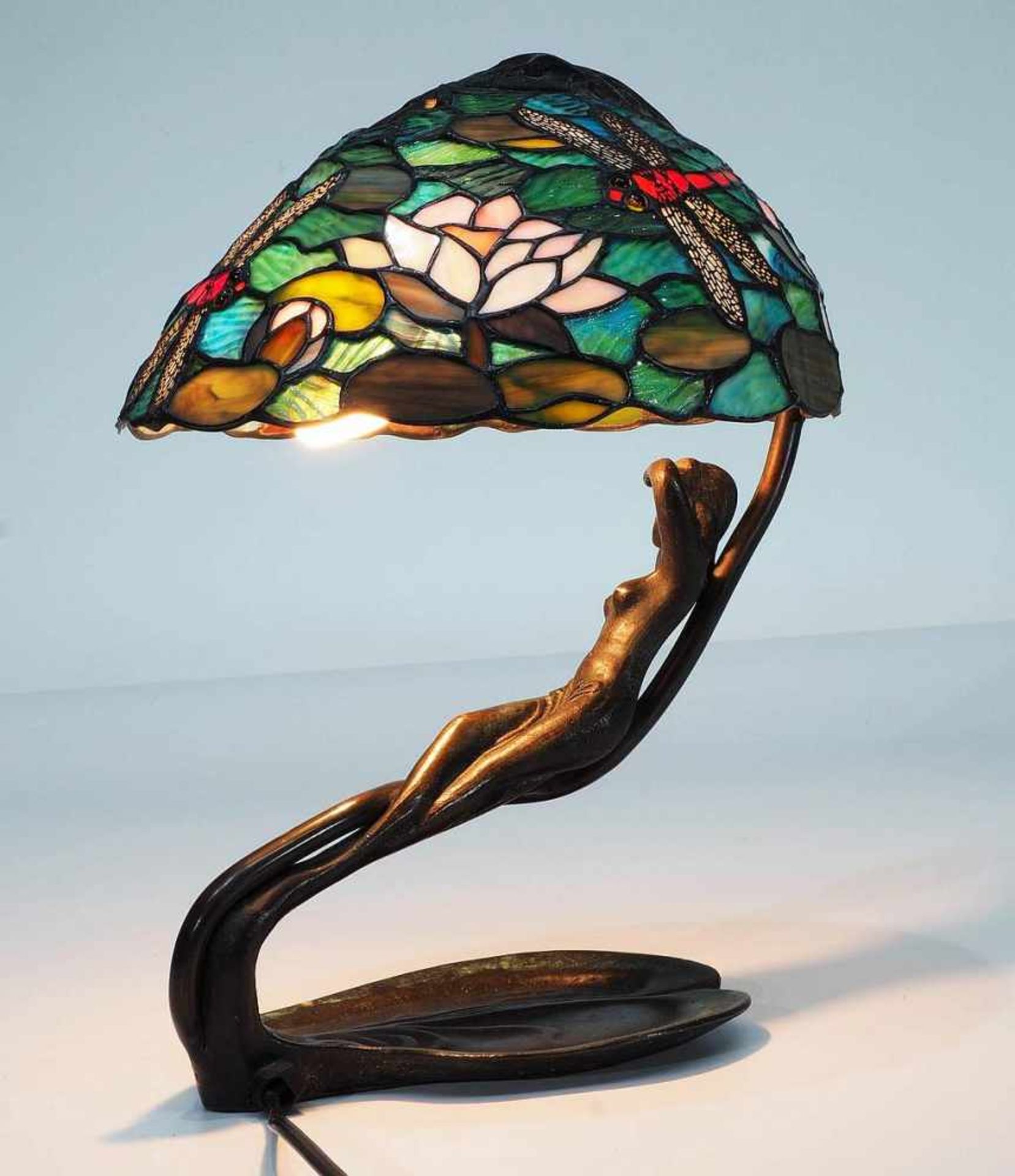 Figürliche Tischleuchte im Tiffanystil. Lampenfuss in Blattform, patinierte Bronze, auf dem - Bild 5 aus 6