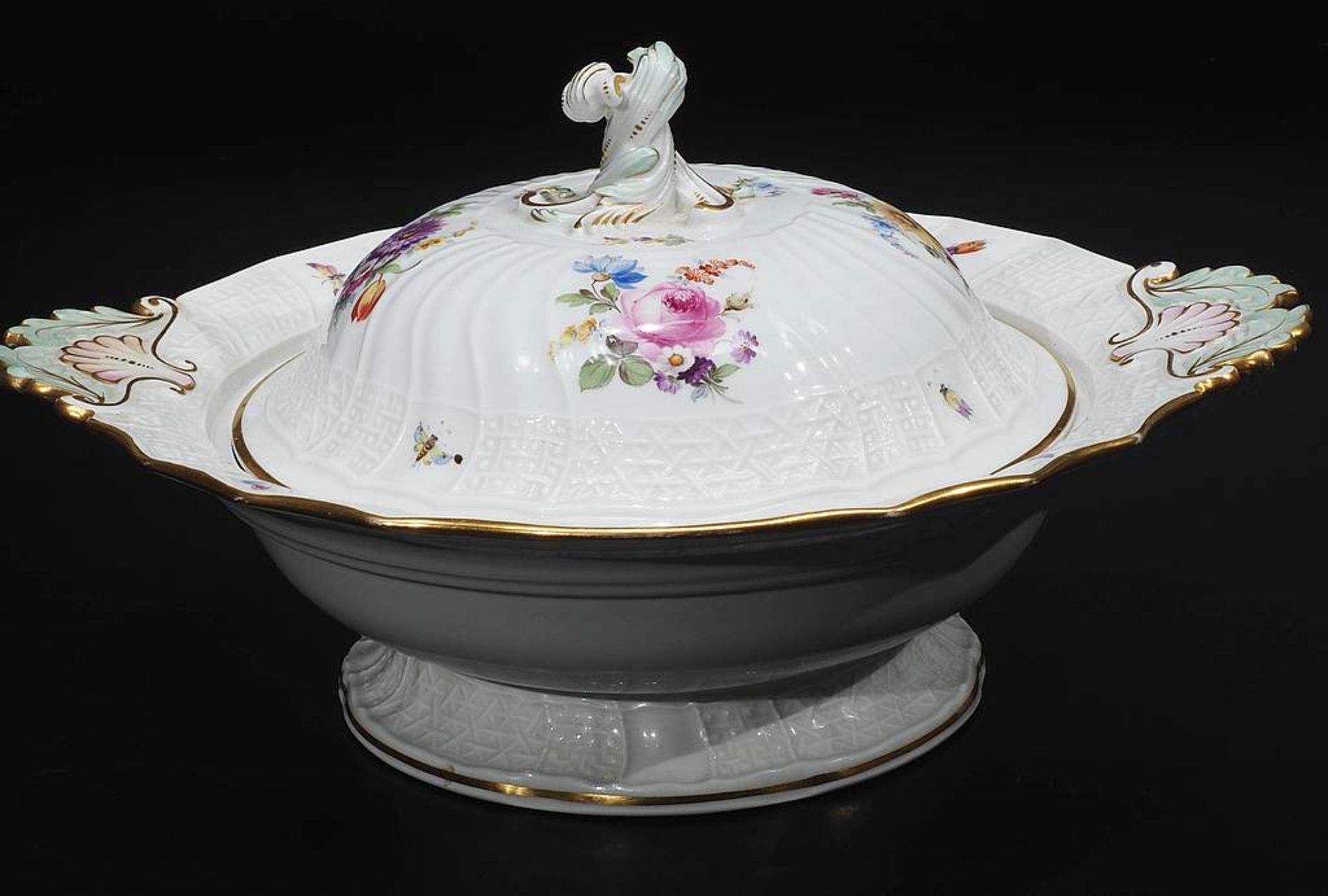 Gefußte Deckelterrine. MEISSEN um 1860, 1. Wahl. Reliefzierat "Neubrandenstein". Farbige - Bild 3 aus 5