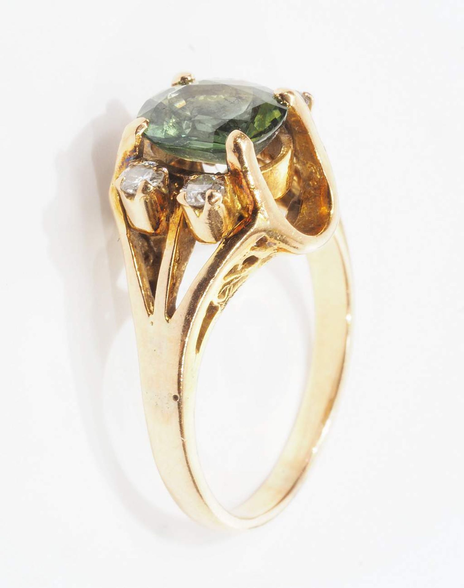 Ring mit grünem Turmalin und vier kleinen Brillanten. 585er Gelbgold, Brillanten von ca. 0,08 ct I- - Bild 2 aus 5