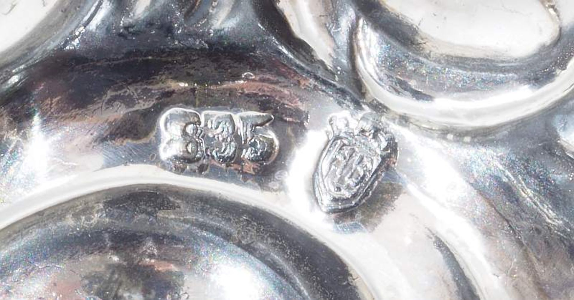 Handspiegel. 835er Silber. Reiches Rocaillen- und Blütendekor, runde Form mit Facettenschliff, - Bild 4 aus 4