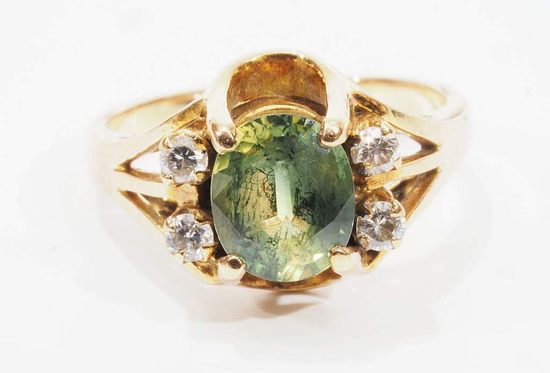 Ring mit grünem Turmalin und vier kleinen Brillanten. 585er Gelbgold, Brillanten von ca. 0,08 ct I- - Bild 3 aus 5