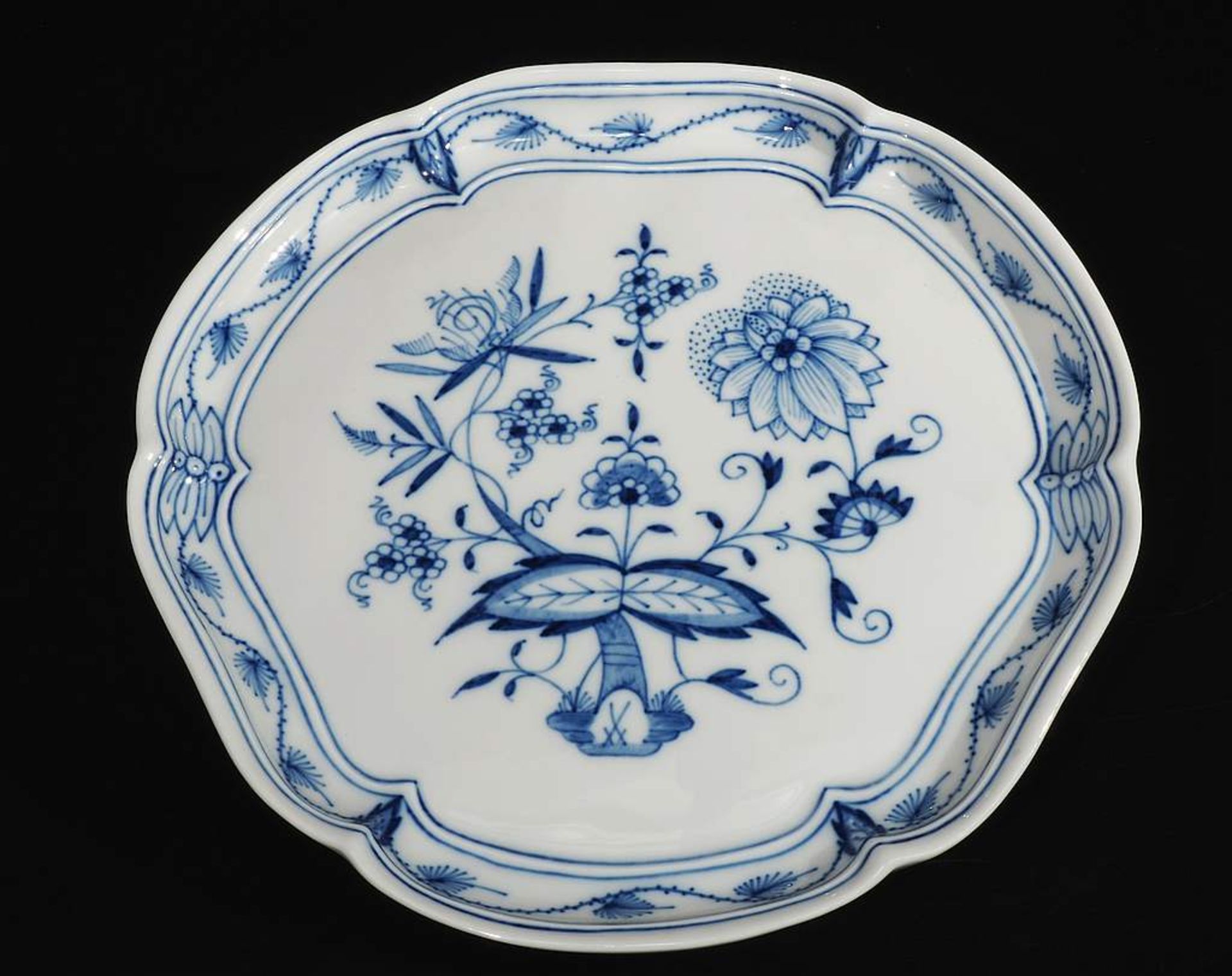 Servierplatte. MEISSEN um 1900, 1. Wahl. Modell Nr. 53275. Sechspassig geschweifte Form über drei - Bild 2 aus 6