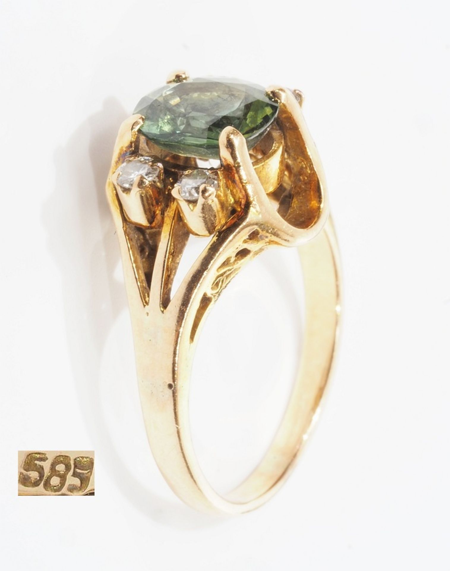 Ring mit grünem Turmalin und vier kleinen Brillanten. 585er Gelbgold, Brillanten von ca. 0,08 ct I-