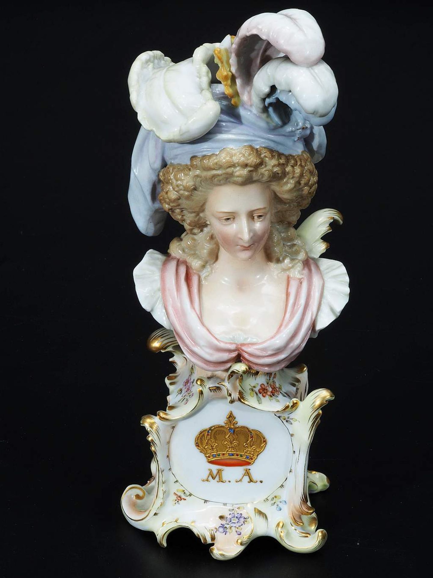 Porträtbüste der Königin Marie Antoinette von Frankreich mit großer Federagraffe (eine Feder - Image 2 of 8