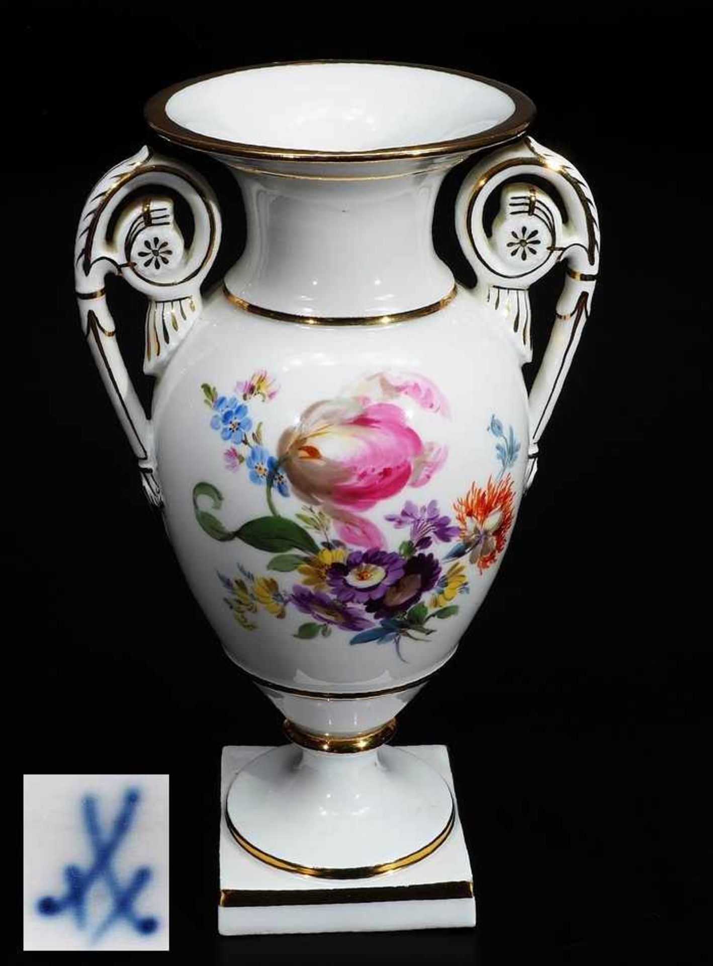 Amphorenvase. MEISSEN um 1860/80, 1. Wahl. Modellnummer U70. Beidseitig farbige Bemalung "