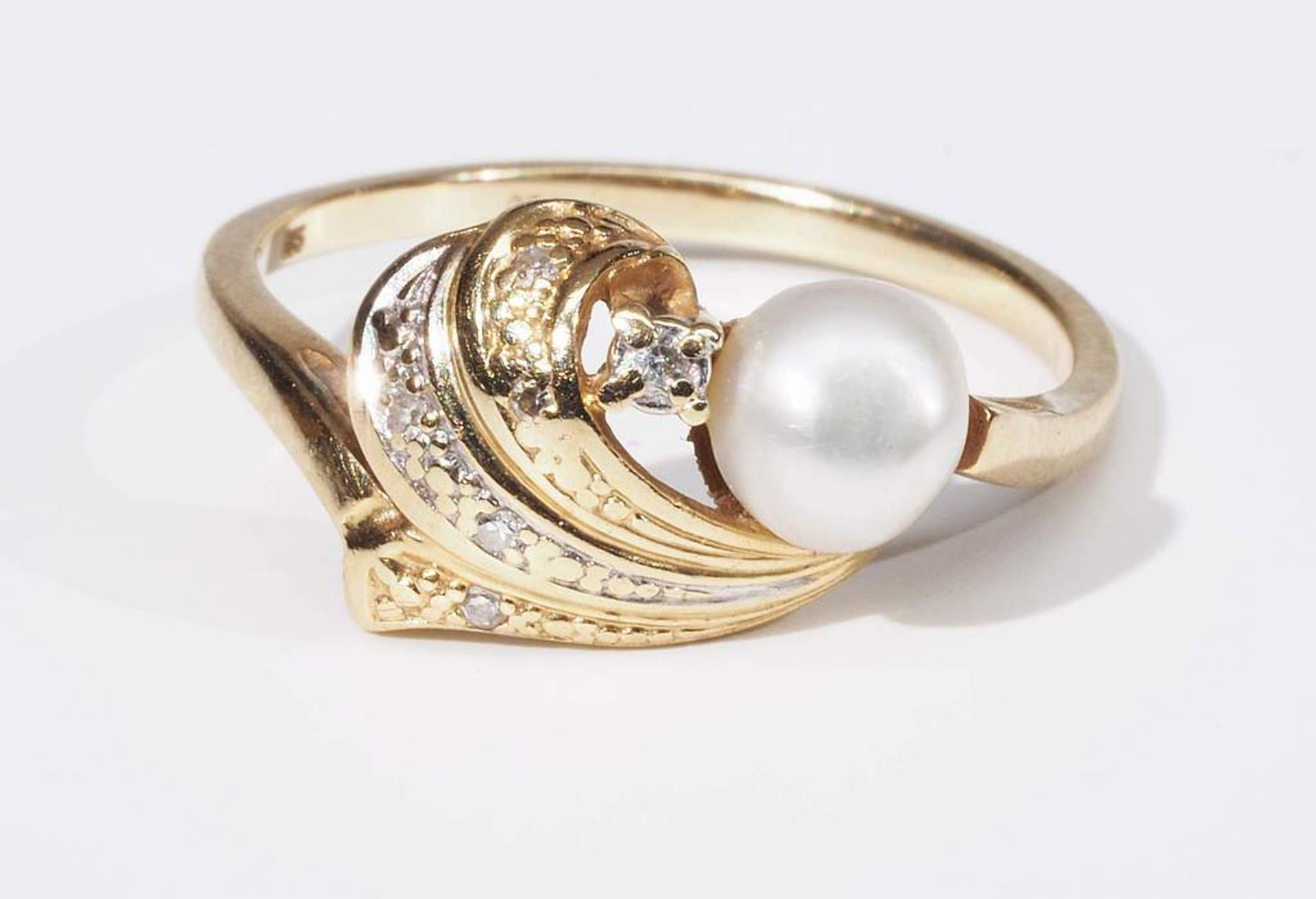 Damenring mit Diamanten und weißer Perle. 585er Gelbgold, mit kleinen Diamanten von 0,04 ct. (in - Bild 4 aus 6