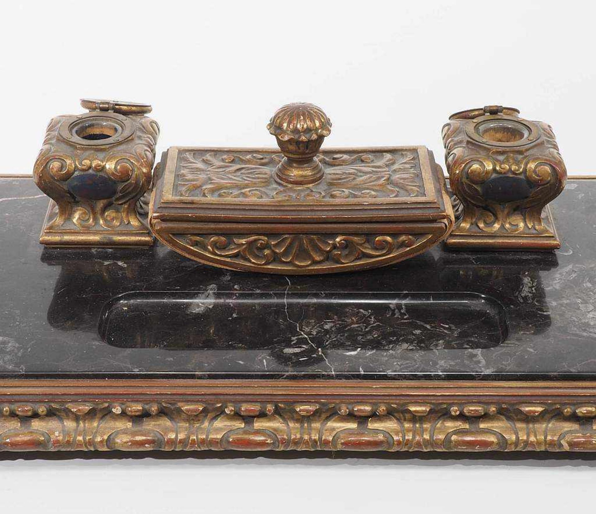Schreibtischgarnitur mit Löschwiege, im Stil des Historismus. Rocaillenverziertes Holzgestell in - Image 3 of 5