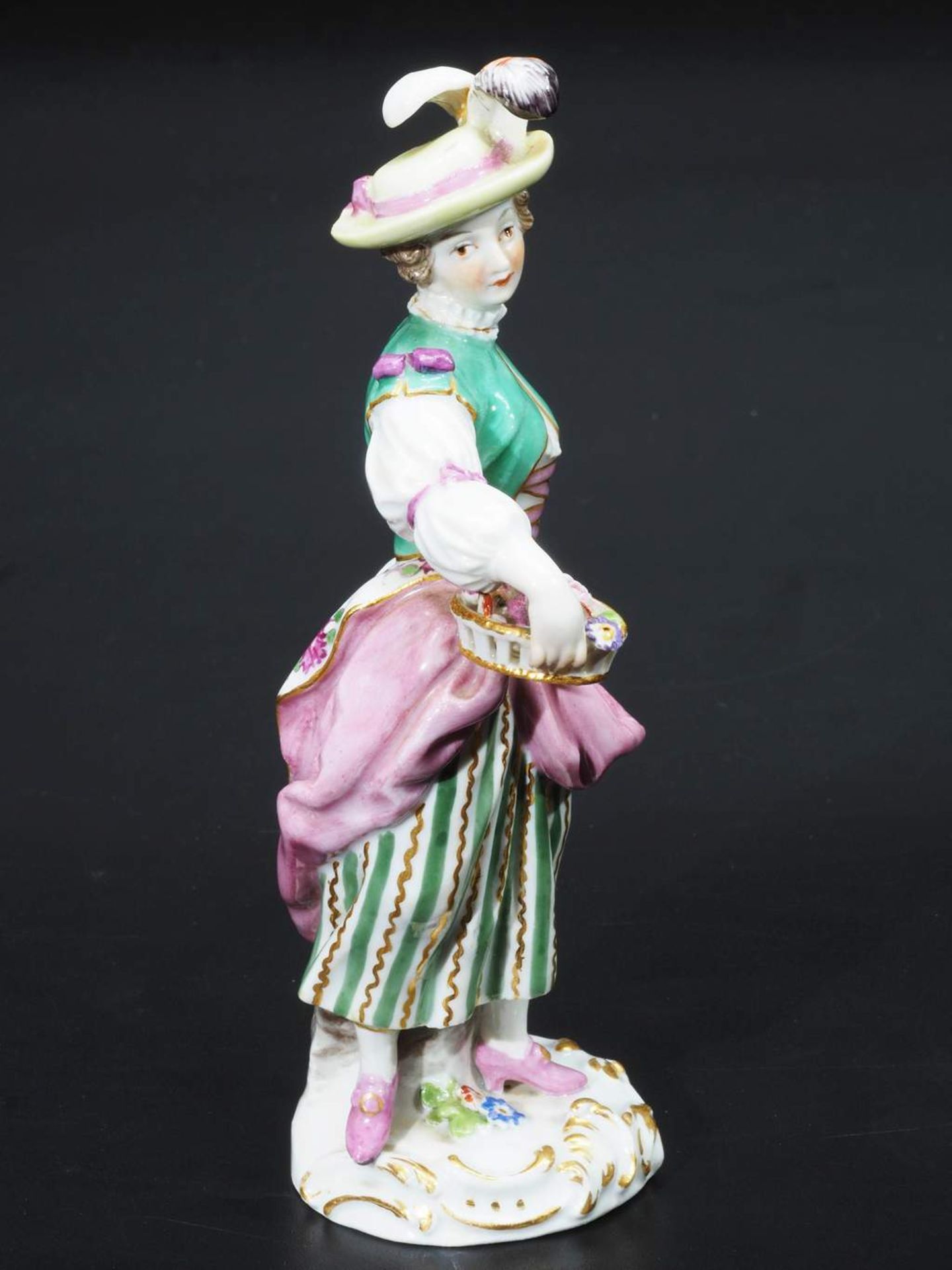 Gärtnerkind mit Blumenkorb. MEISSEN um 1900, 1. Wahl. Modell Johann Joachim Kaendler, - Bild 5 aus 9