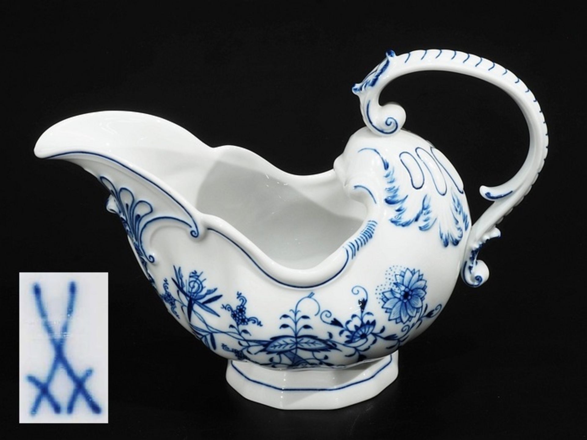 Sauiere in Helmform. MEISSEN 1972 - 1980. Modellnummer L 45. Barocke Form, kobaltblaue