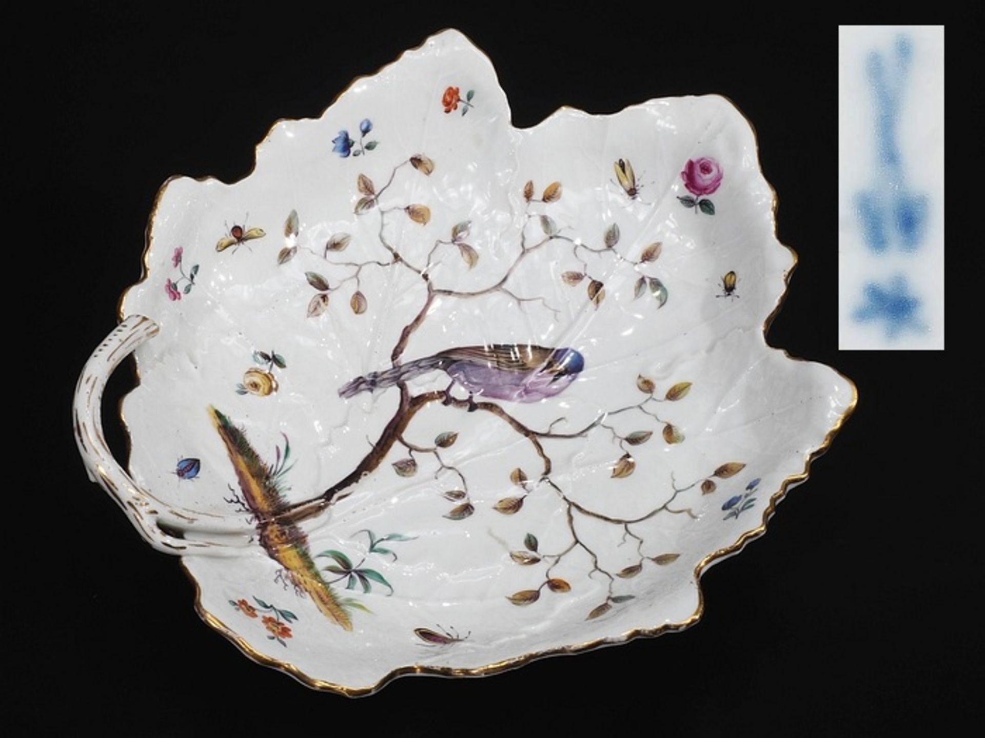 Blattschale mit Singvogel. MEISSEN, 18./19. Jahrhundert. Gezackte, gemuldete Form mit astförmiger