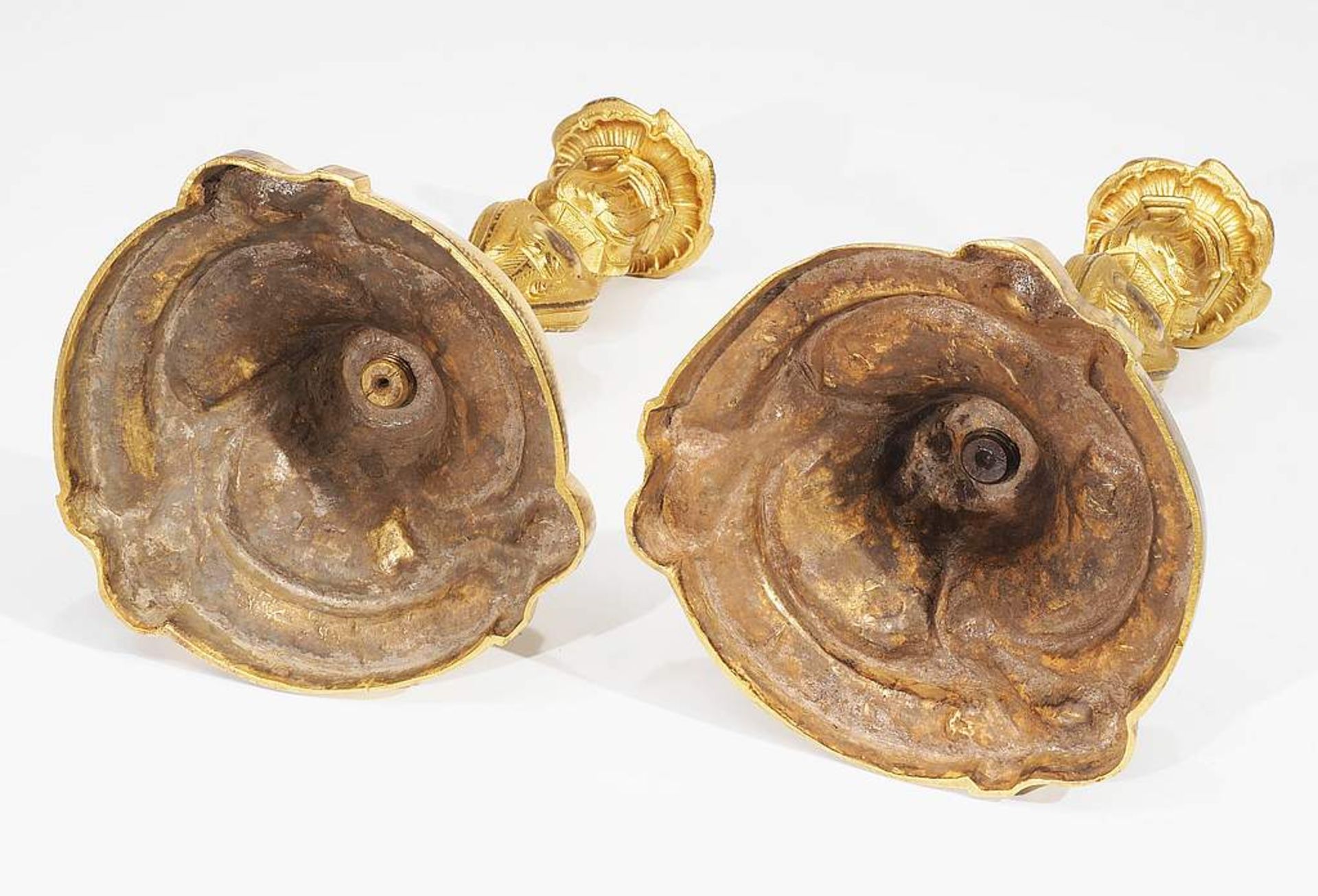 Paar Leuchter, je einflammig, 19. Jahrhundert. Barockstil, Bronze, zisiliert feuervergoldet. - Bild 4 aus 4