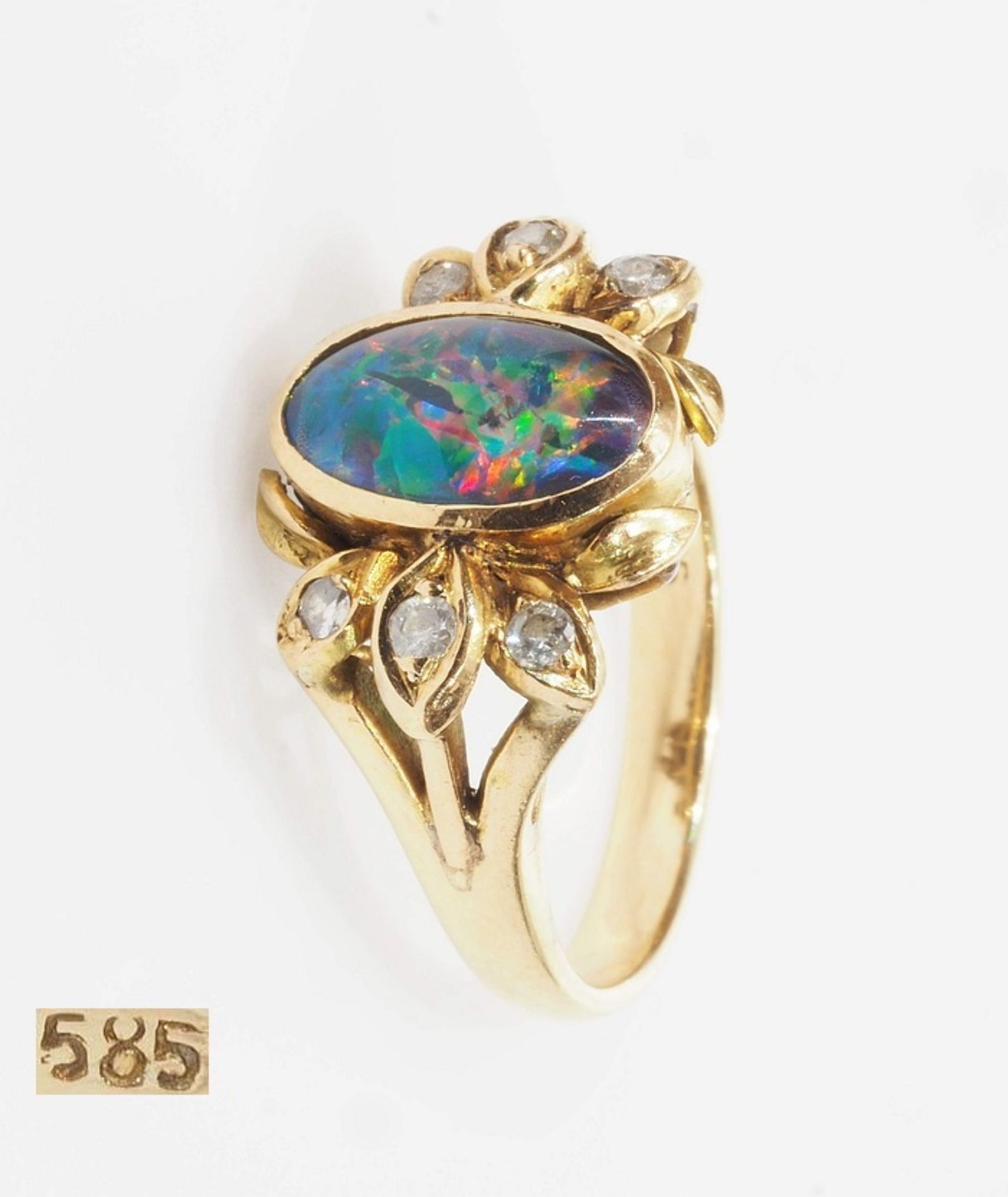 Ring mit Opal-Triplette mit Diamantbesatz. 585er Gelbgold, Diamanten ca. 0,06 ct. I-J/si.,