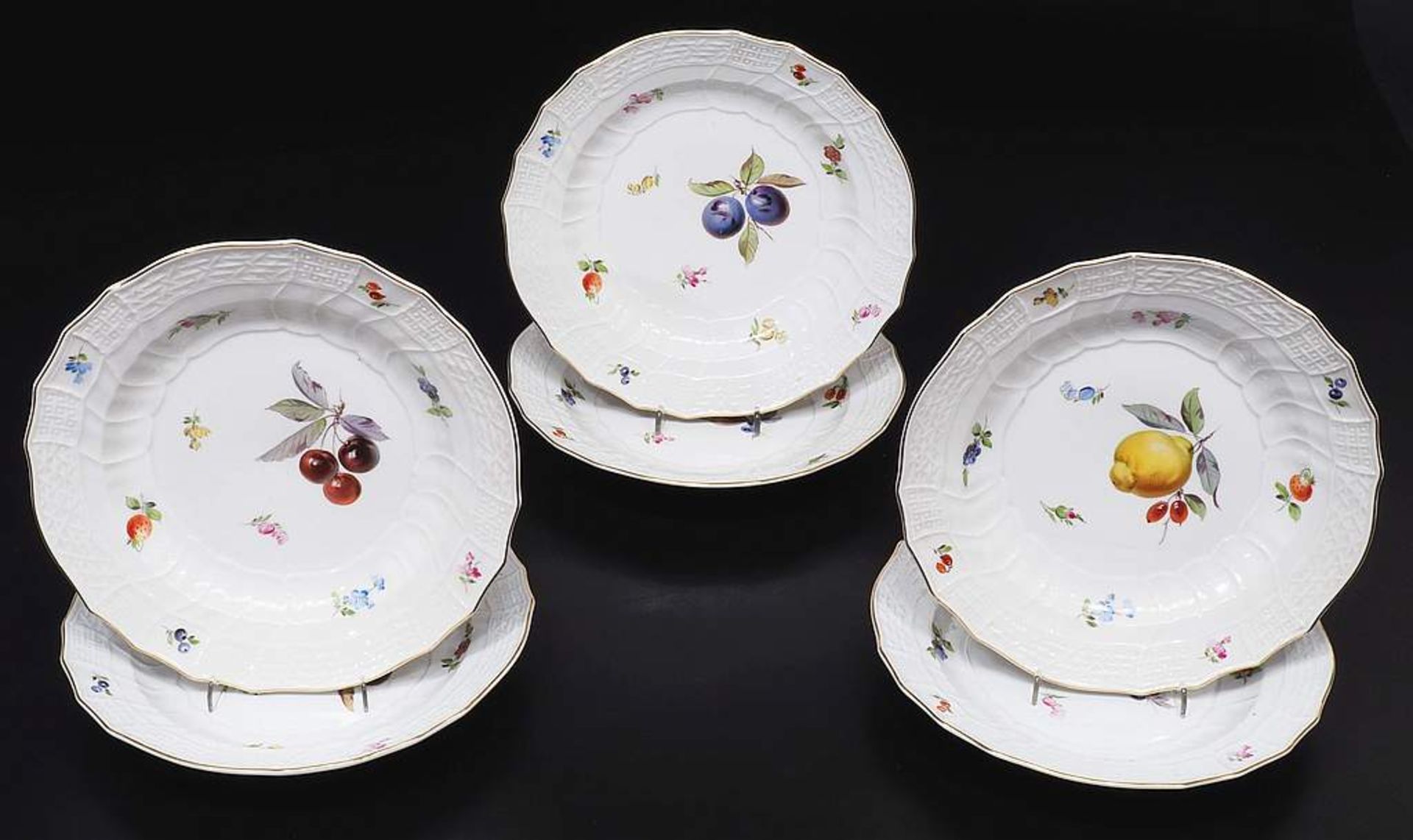 Abendbrotteller mit farbiger Obst- und Blumenmalerei, 6er Satz, MEISSEN um 1860/80. Reliefzierat " - Bild 2 aus 5