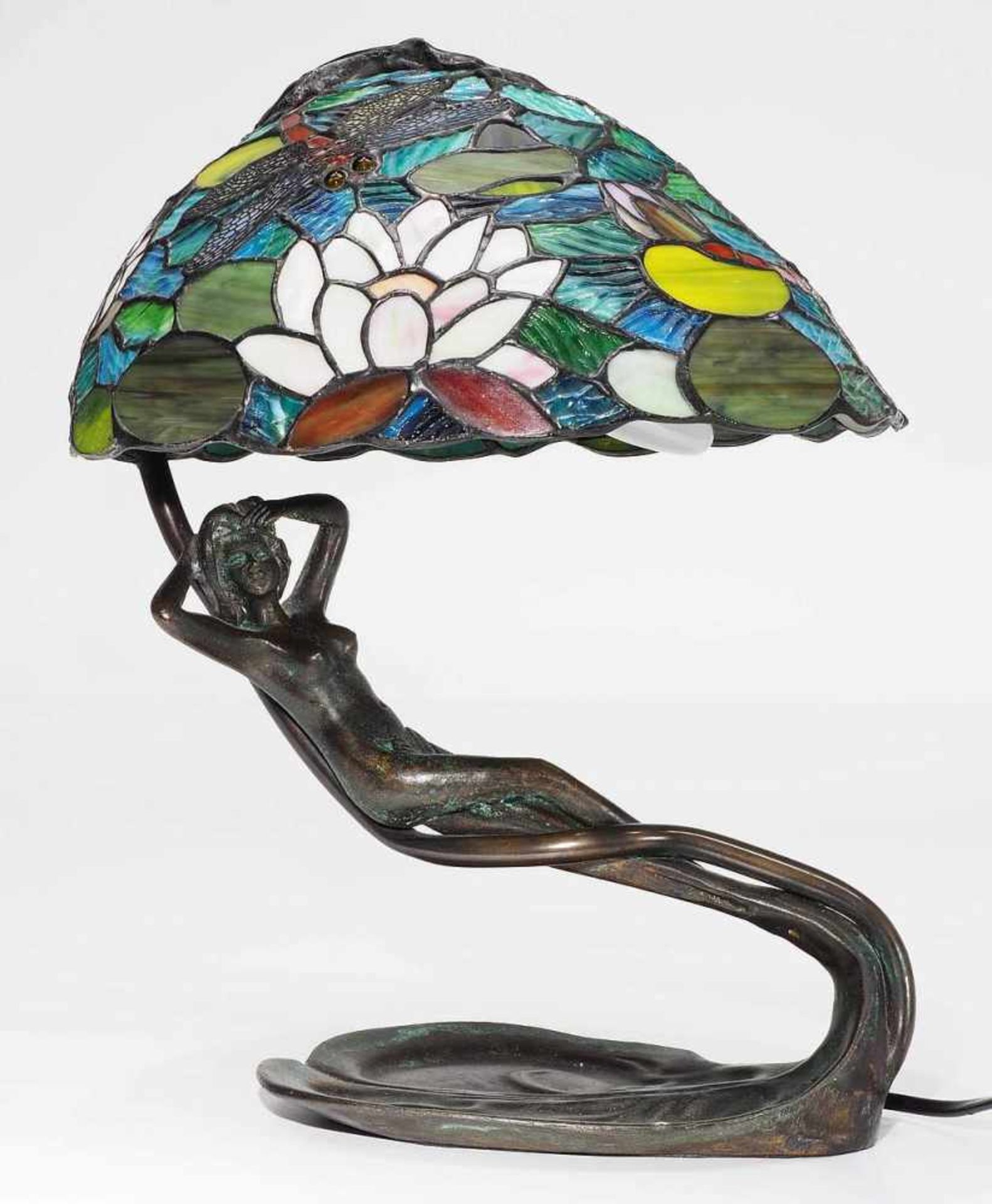 Figürliche Tischleuchte im Tiffanystil. Lampenfuss in Blattform, patinierte Bronze, auf dem - Bild 6 aus 6