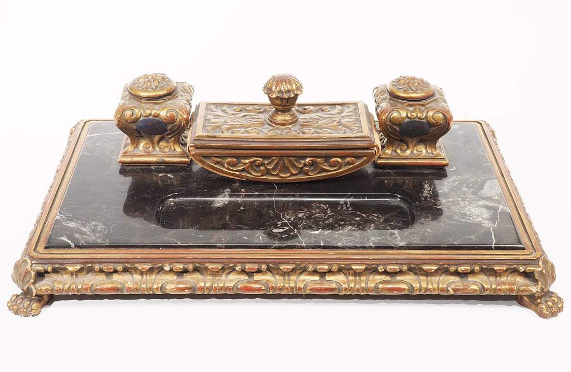 Schreibtischgarnitur mit Löschwiege, im Stil des Historismus. Rocaillenverziertes Holzgestell in - Image 2 of 5