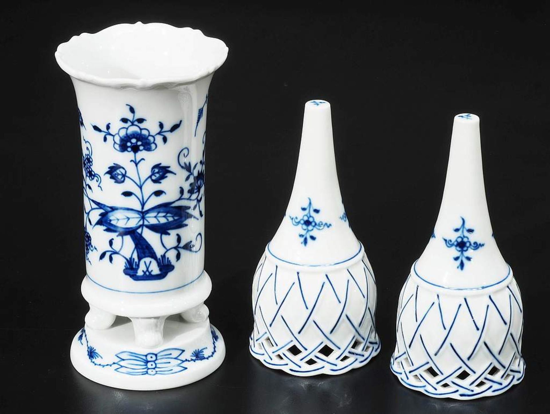 Biedermeier-Vase. Paar Tischglocken. MEISSEN nach 1954. Unterglasurblauer Dekor "Zwiebelmuster". - Bild 2 aus 6